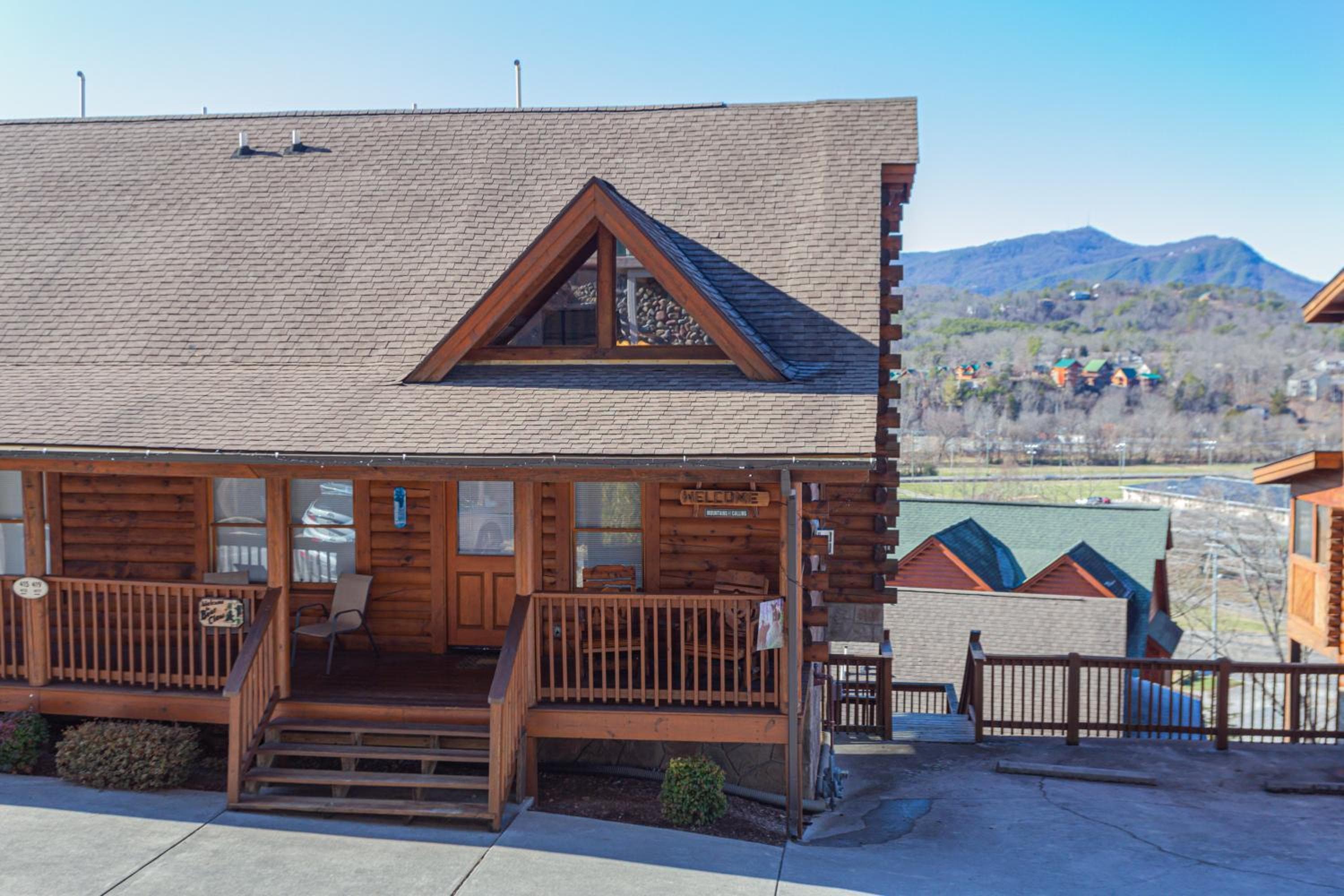 Steps from Pkwy! Hot Tub~Pool Access~Fast WiFi