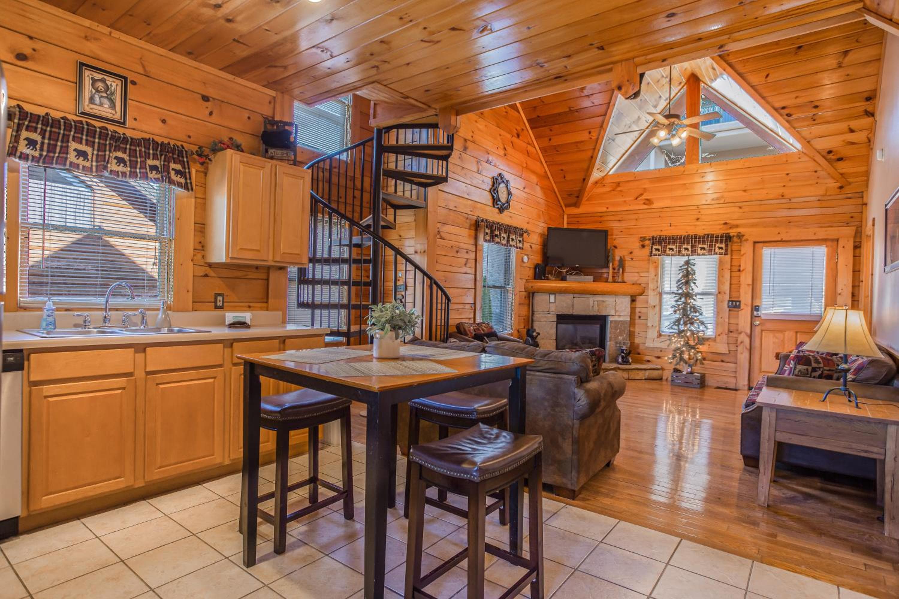 Steps from Pkwy! Hot Tub~Pool Access~Fast WiFi
