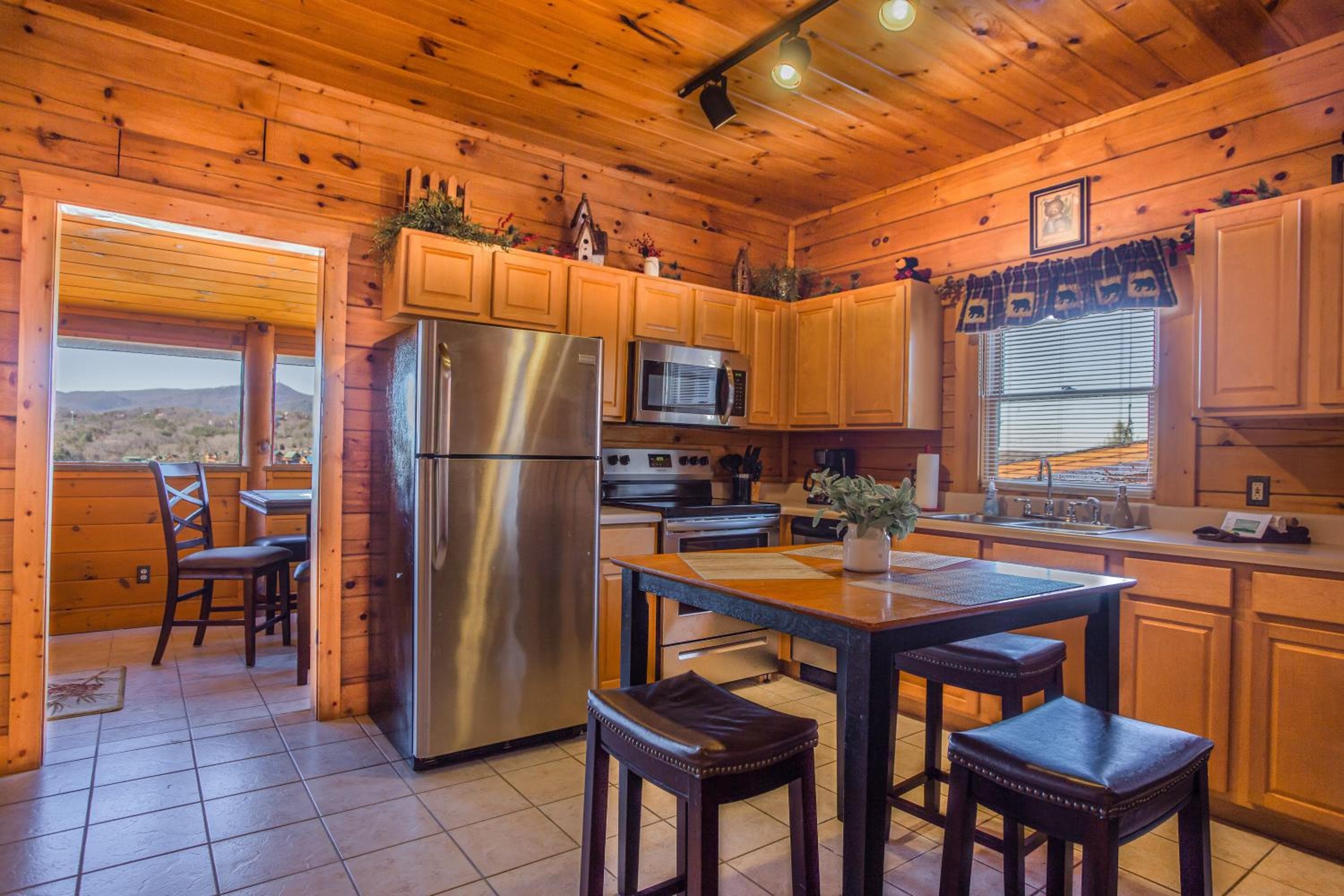 Steps from Pkwy! Hot Tub~Pool Access~Fast WiFi