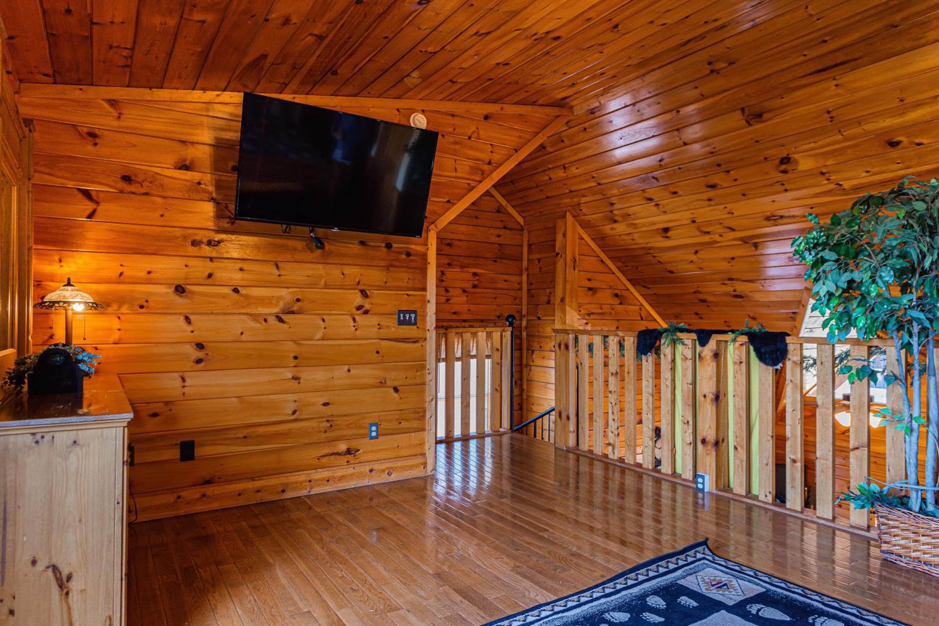 Steps from Pkwy! Hot Tub~Pool Access~Fast WiFi