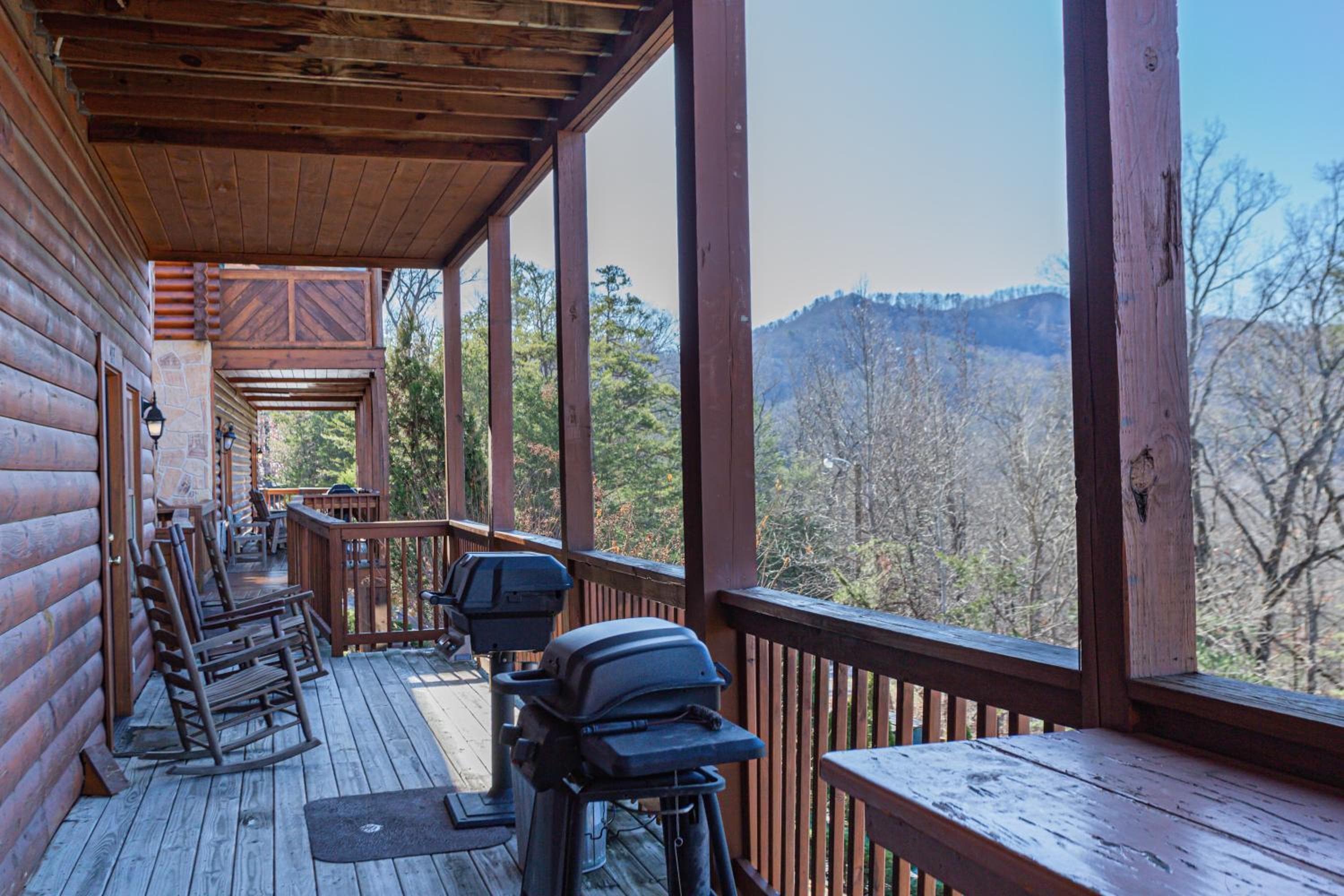 Steps from Pkwy! Hot Tub~Pool Access~Fast WiFi
