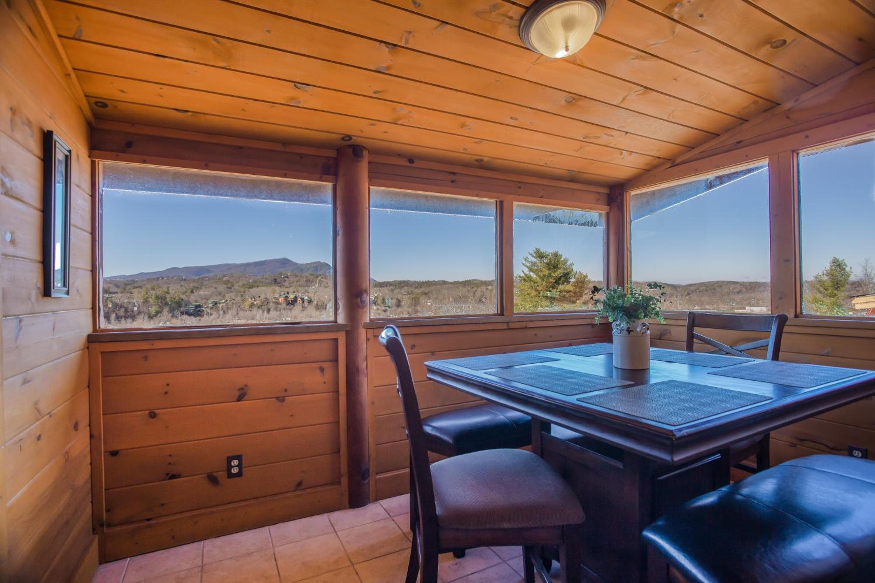 Steps from Pkwy! Hot Tub~Pool Access~Fast WiFi