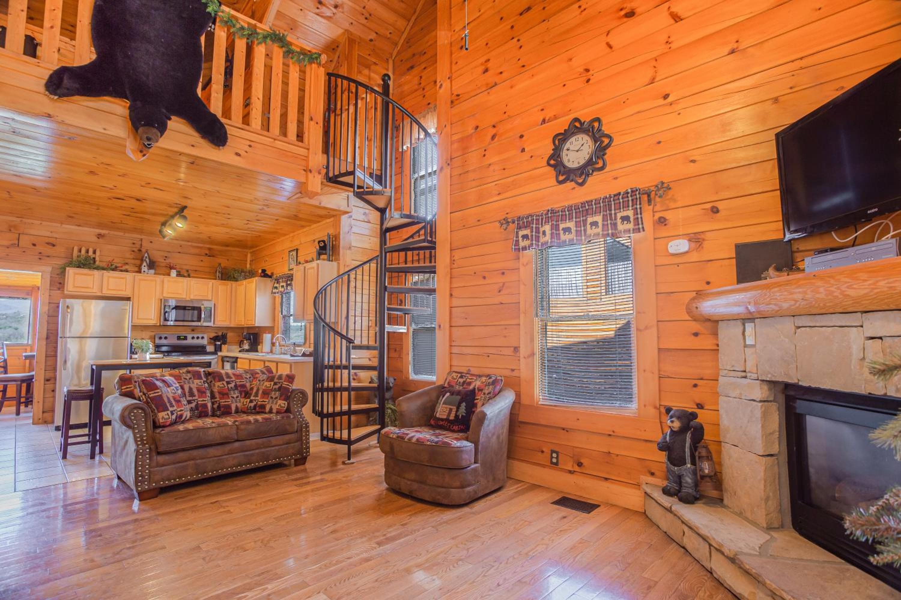 Steps from Pkwy! Hot Tub~Pool Access~Fast WiFi