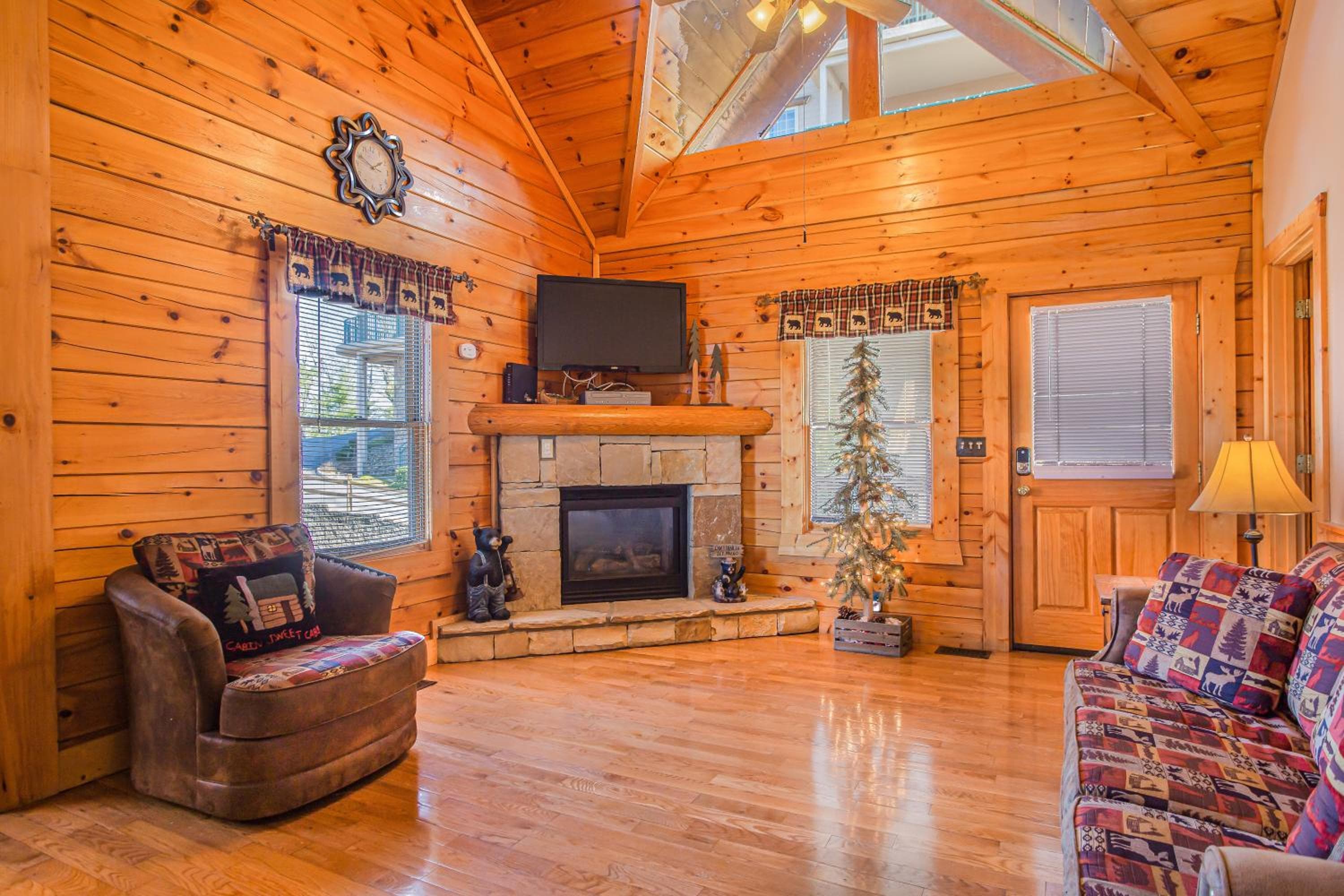 Steps from Pkwy! Hot Tub~Pool Access~Fast WiFi