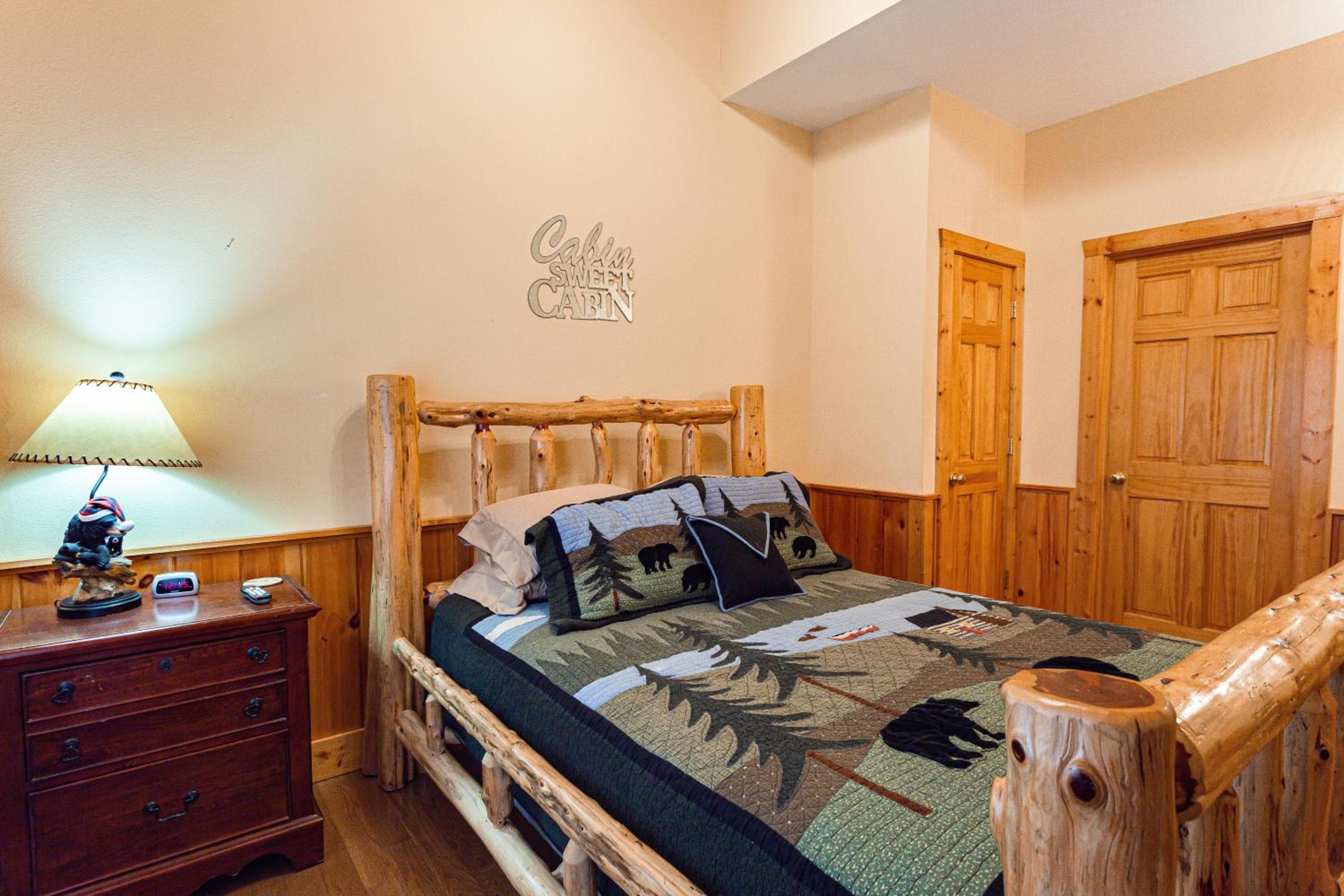 Steps from Pkwy! Hot Tub~Pool Access~Fast WiFi