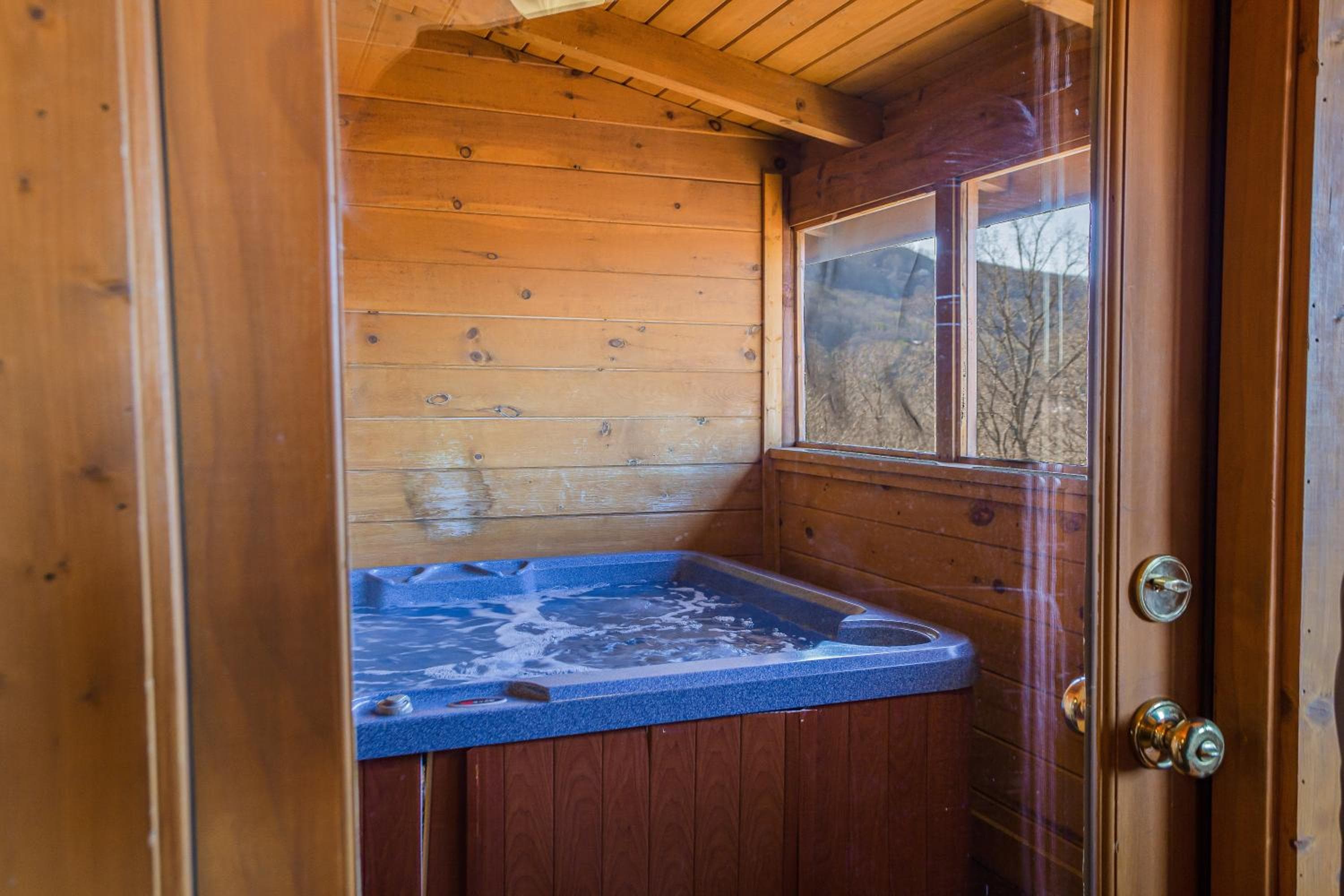 Steps from Pkwy! Hot Tub~Pool Access~Fast WiFi