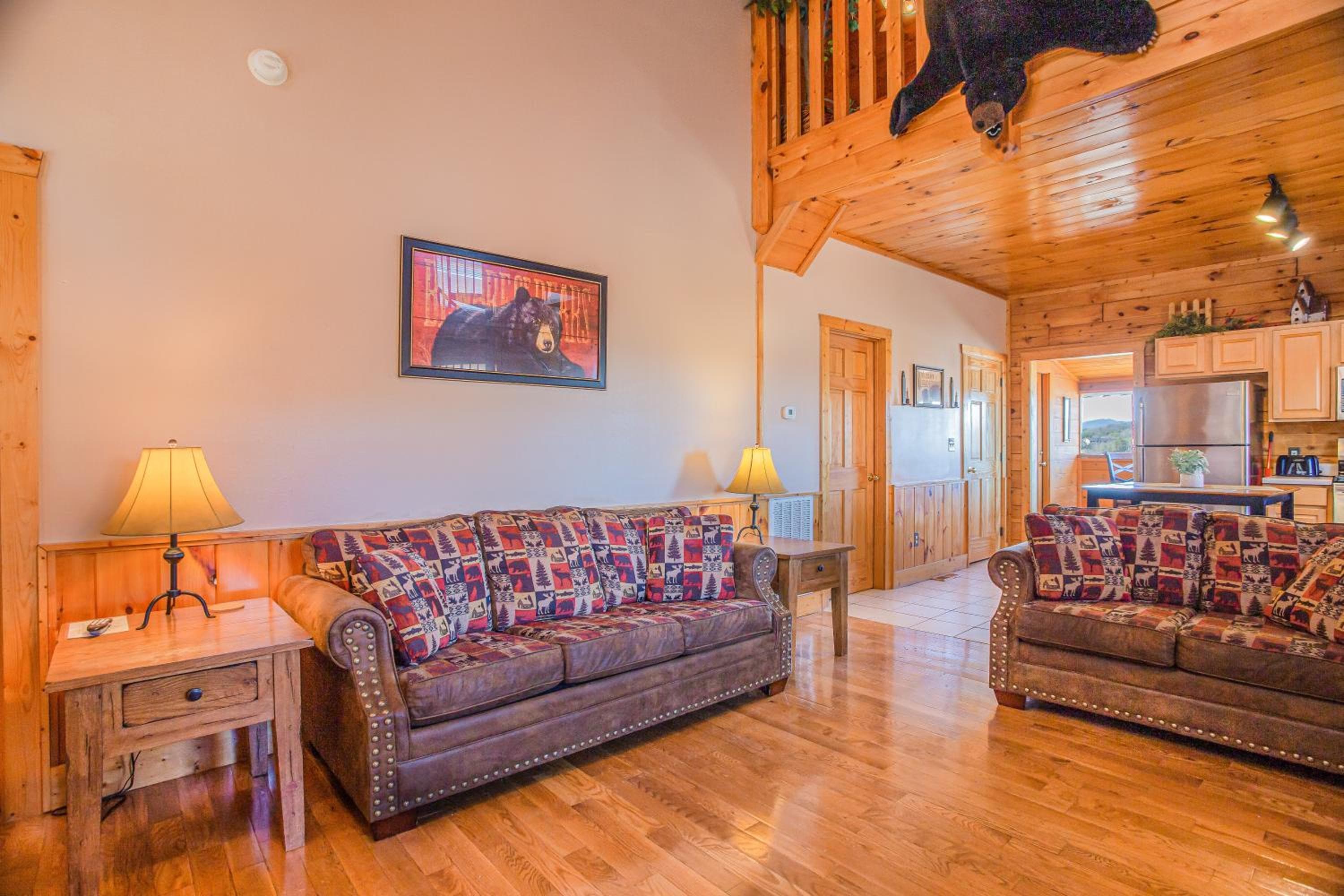 Steps from Pkwy! Hot Tub~Pool Access~Fast WiFi