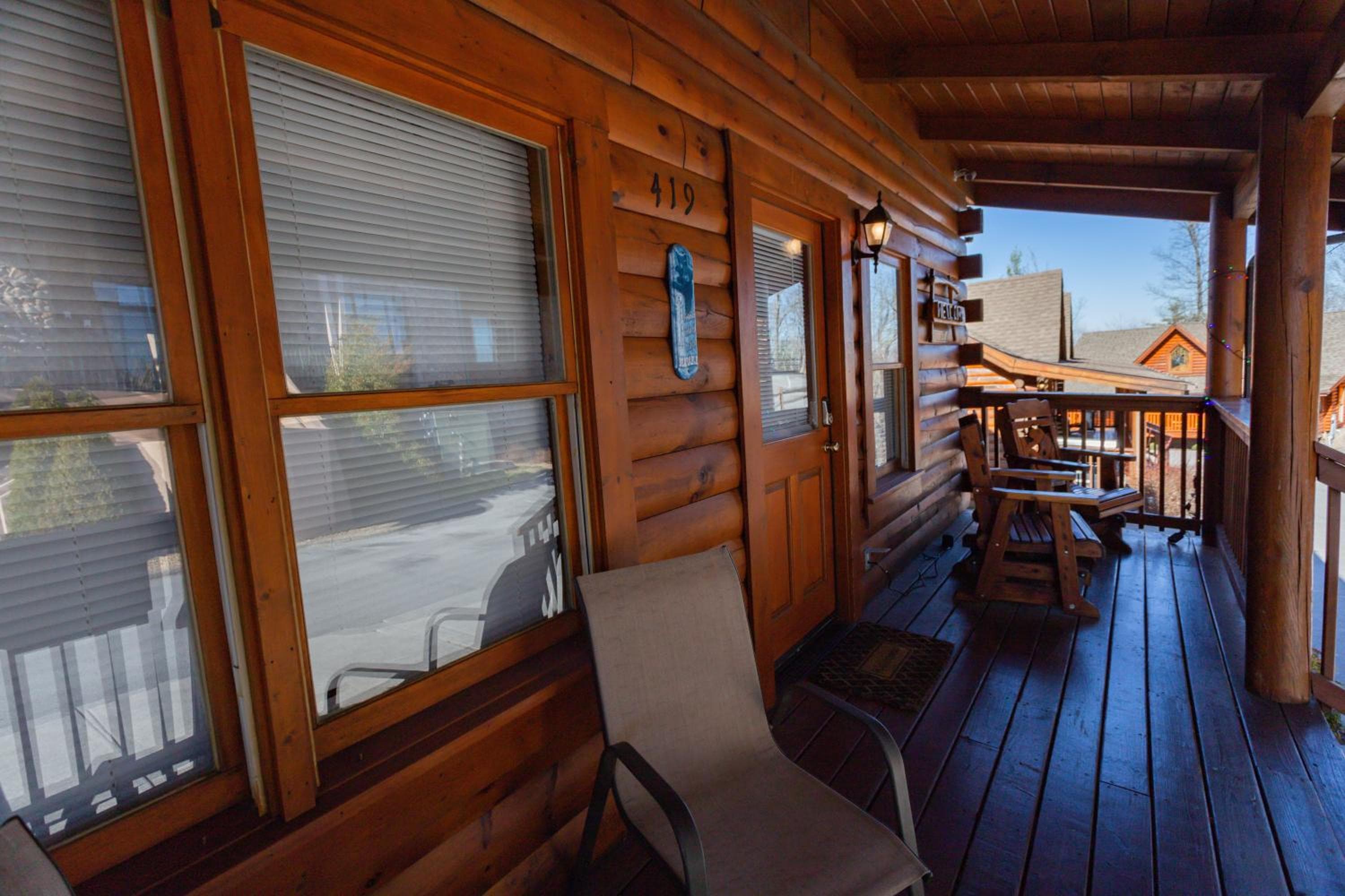Steps from Pkwy! Hot Tub~Pool Access~Fast WiFi