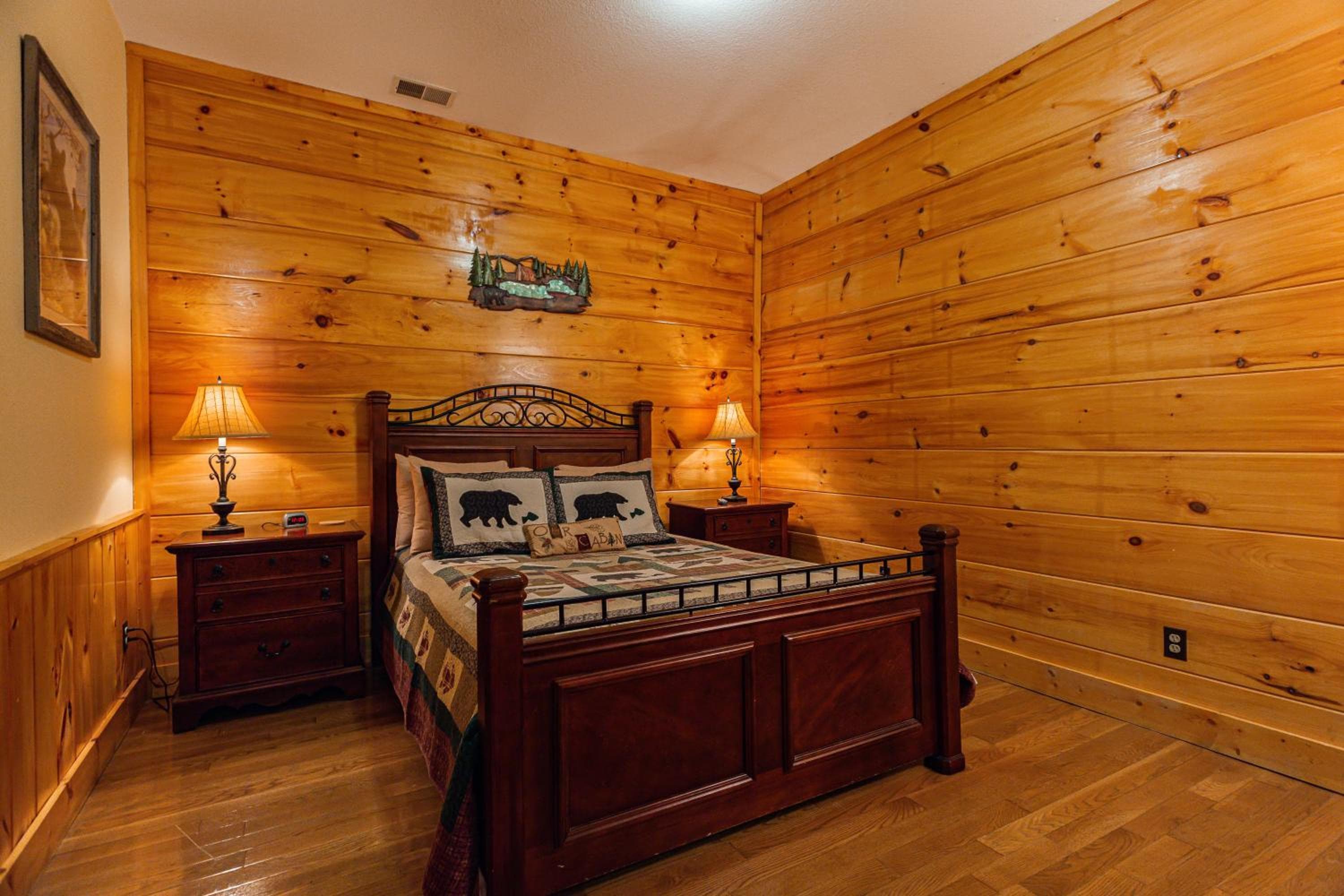 Steps from Pkwy! Hot Tub~Pool Access~Fast WiFi