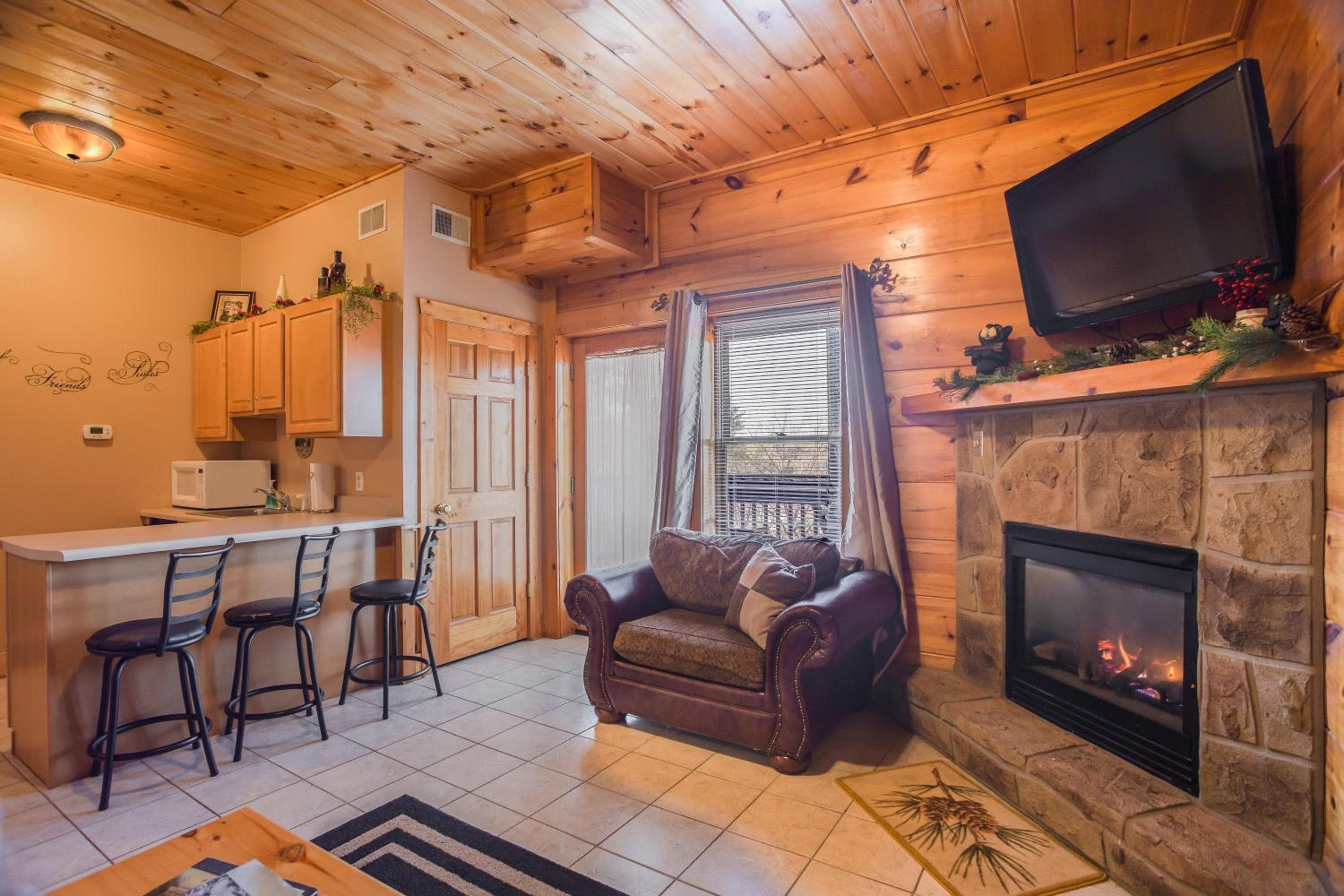 Steps from Pkwy! Hot Tub~Pool Access~Fast WiFi