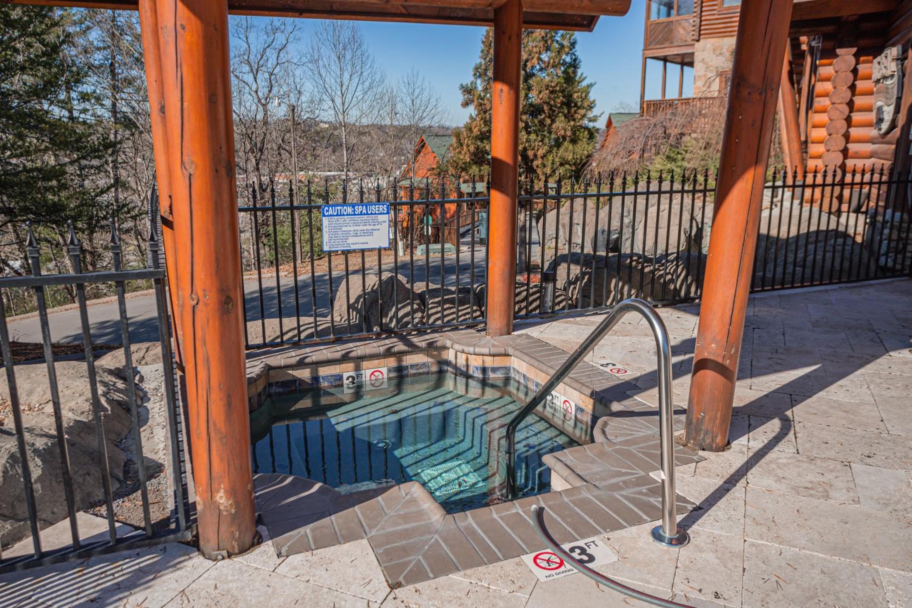 Steps from Pkwy! Hot Tub~Pool Access~Fast WiFi