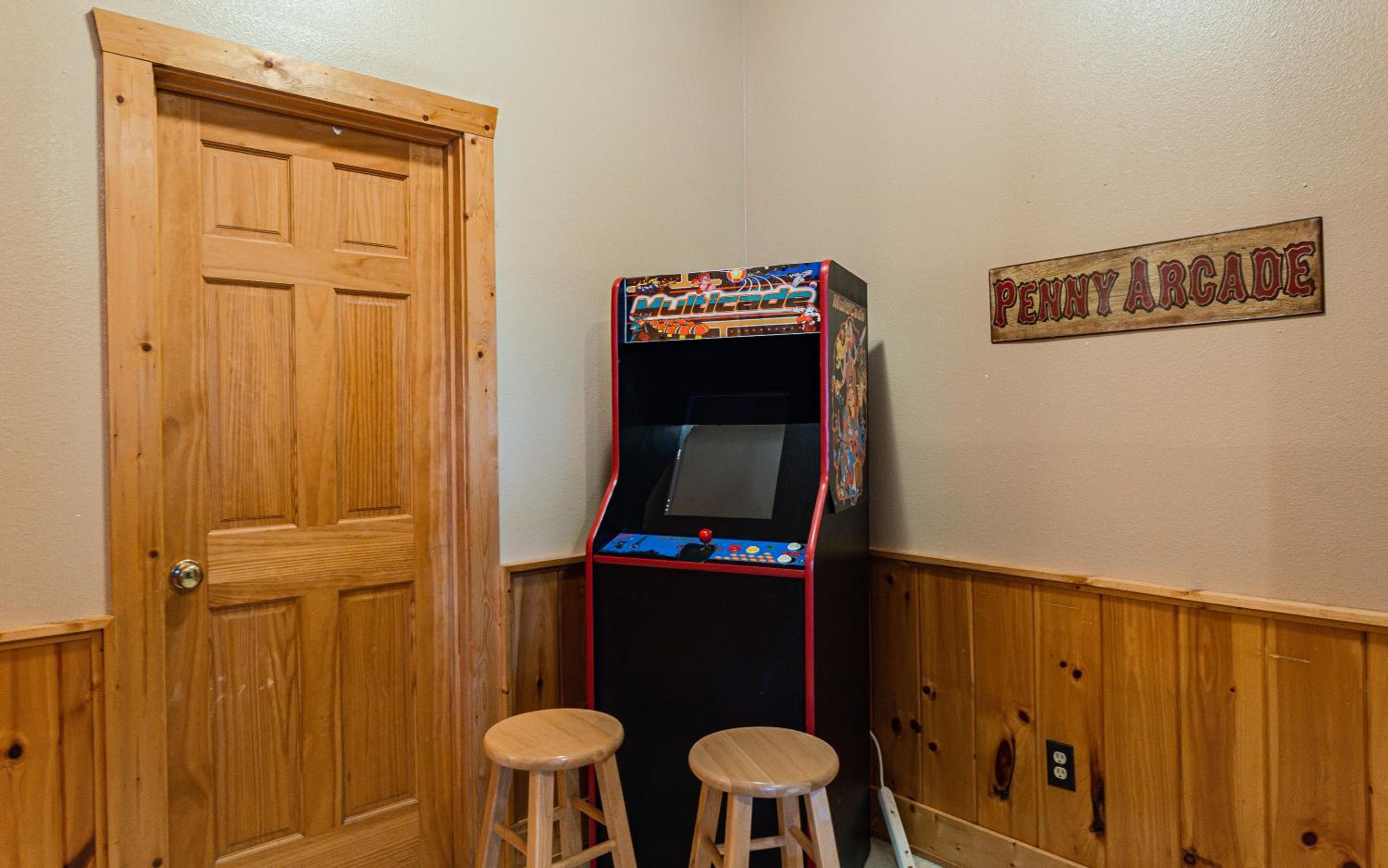 Steps from Pkwy! Hot Tub~Pool Access~Fast WiFi