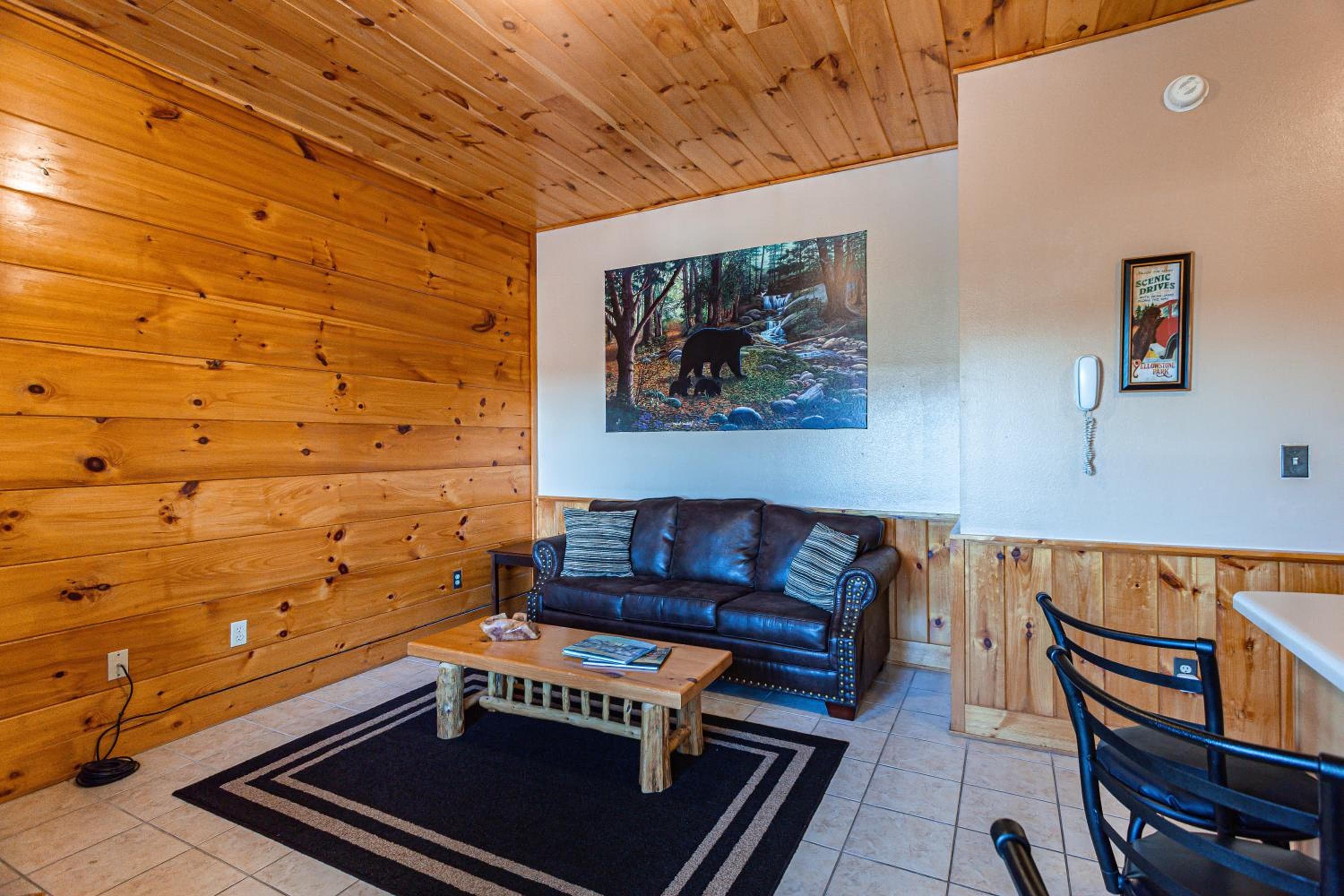 Steps from Pkwy! Hot Tub~Pool Access~Fast WiFi