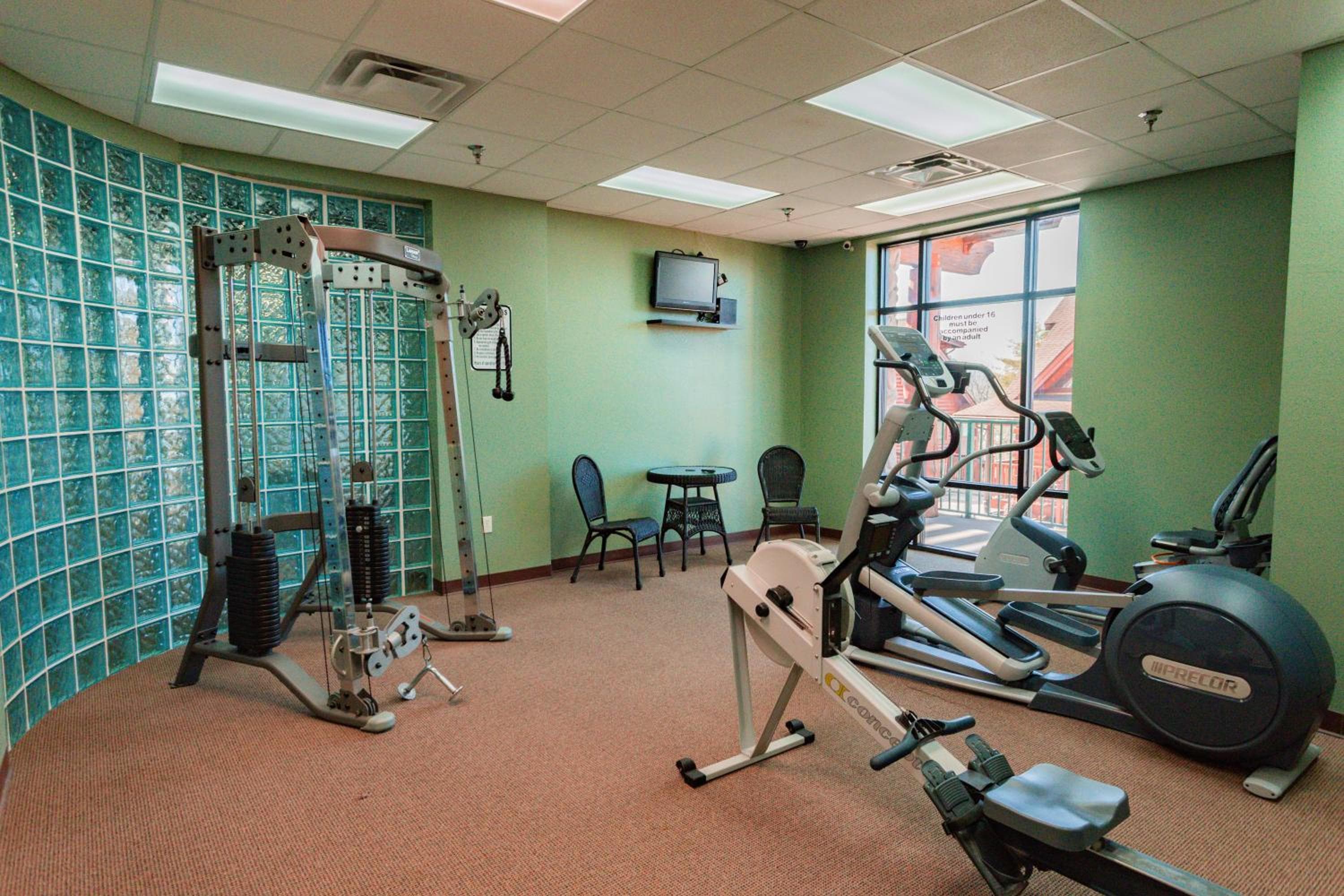 Steps from Pkwy! Hot Tub~Pool Access~Fast WiFi