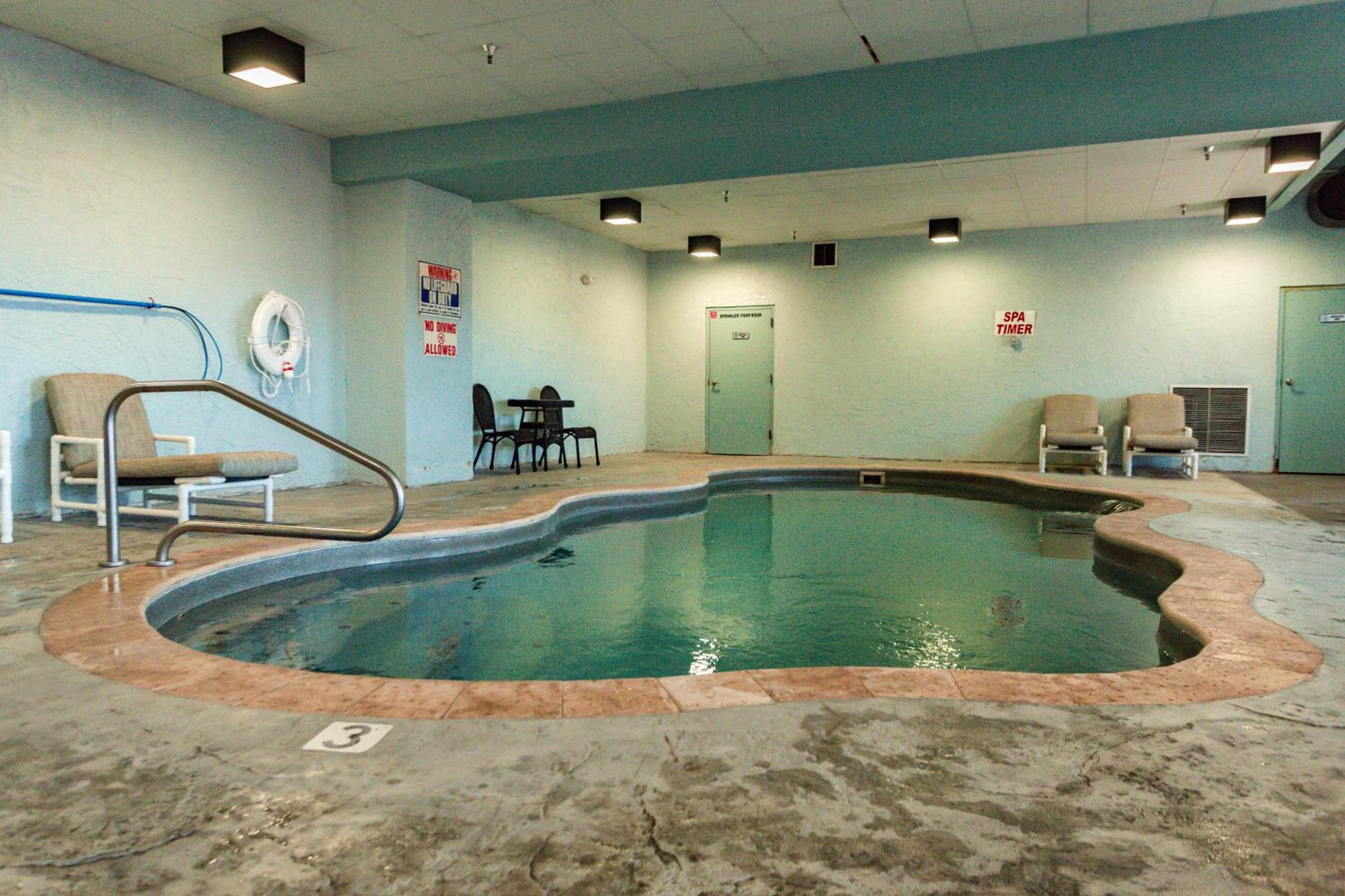 Steps from Pkwy! Hot Tub~Pool Access~Fast WiFi