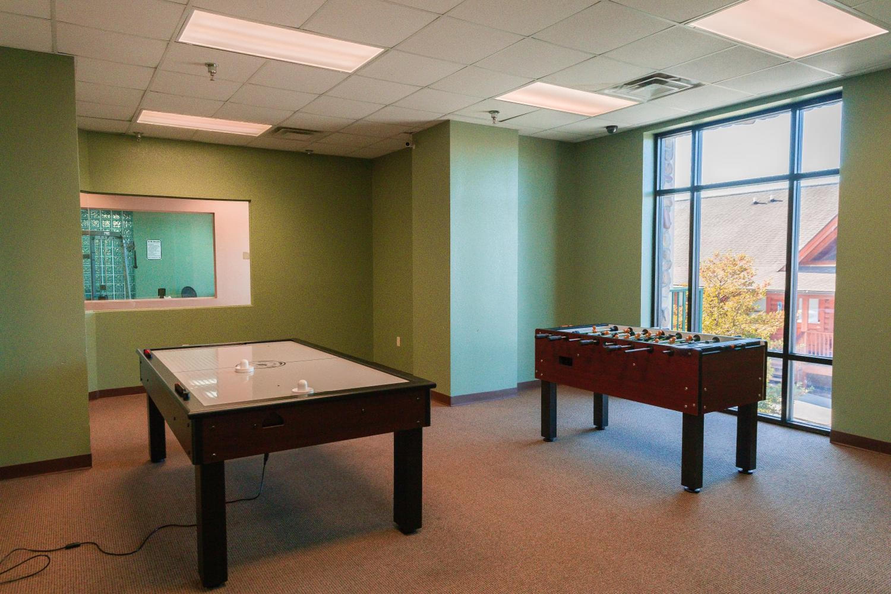 Steps from Pkwy! Hot Tub~Pool Access~Fast WiFi