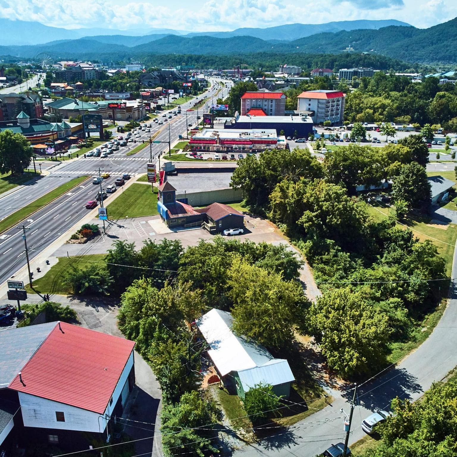 Steps from Downtown Pigeon Forge Parkway + Private Hottub and firepit - Wifi - Firefly Bungalows