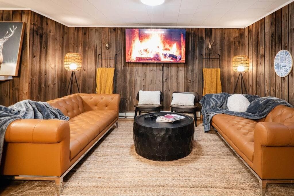 Catskill MNTN Escape 5 BR 3 bath Villa Hot Tub Fire Pit Best Group Stay