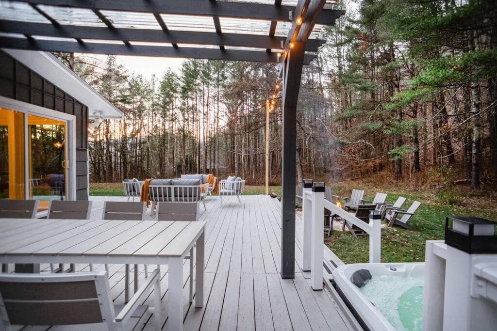 Catskill MNTN Escape 5 BR 3 bath Villa Hot Tub Fire Pit Best Group Stay