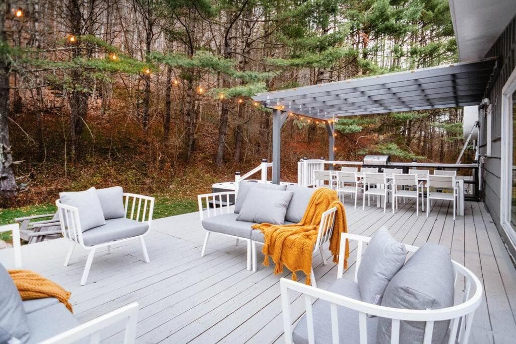 Catskill MNTN Escape 5 BR 3 bath Villa Hot Tub Fire Pit Best Group Stay