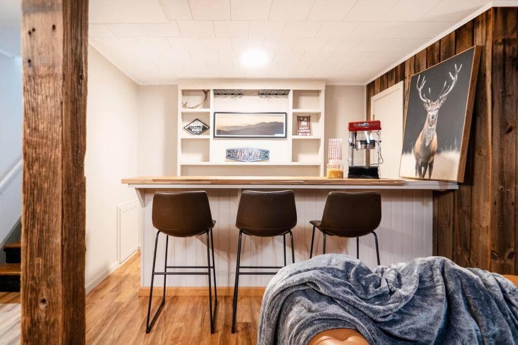 Catskill MNTN Escape 5 BR 3 bath Villa Hot Tub Fire Pit Best Group Stay