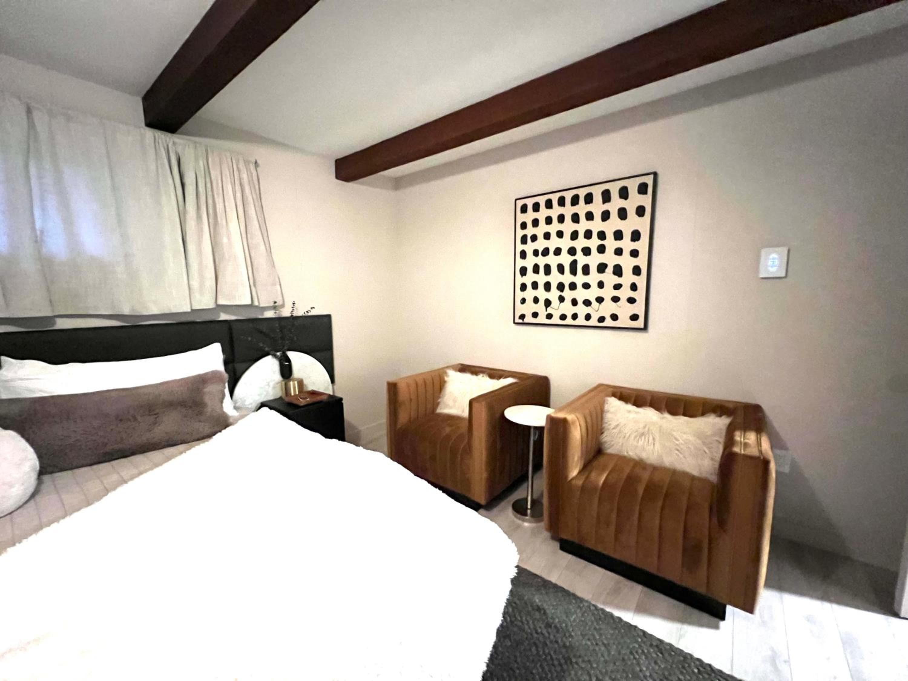 Catskill MNTN Escape 5 BR 3 bath Villa Hot Tub Fire Pit Best Group Stay