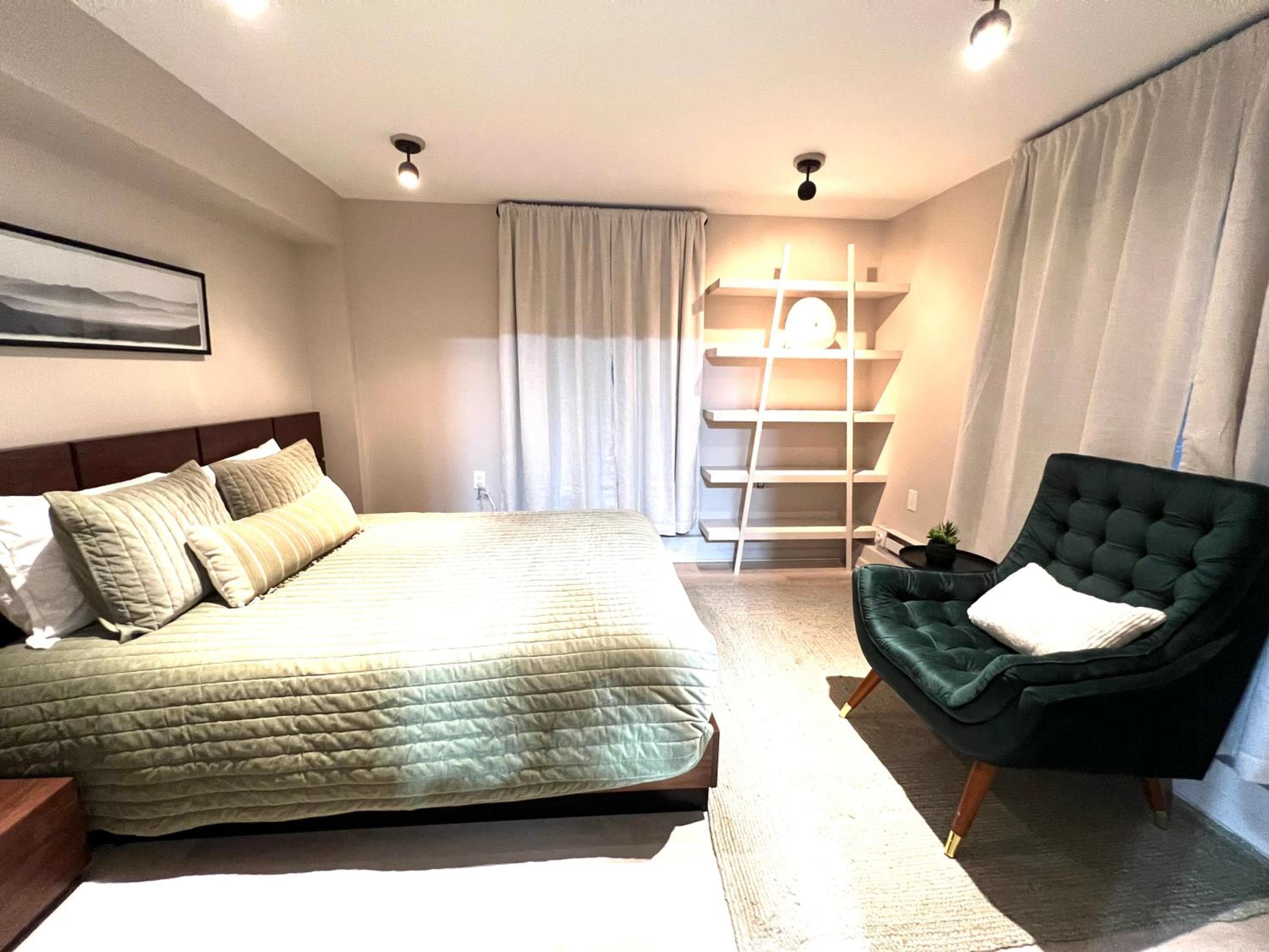 Catskill MNTN Escape 5 BR 3 bath Villa Hot Tub Fire Pit Best Group Stay