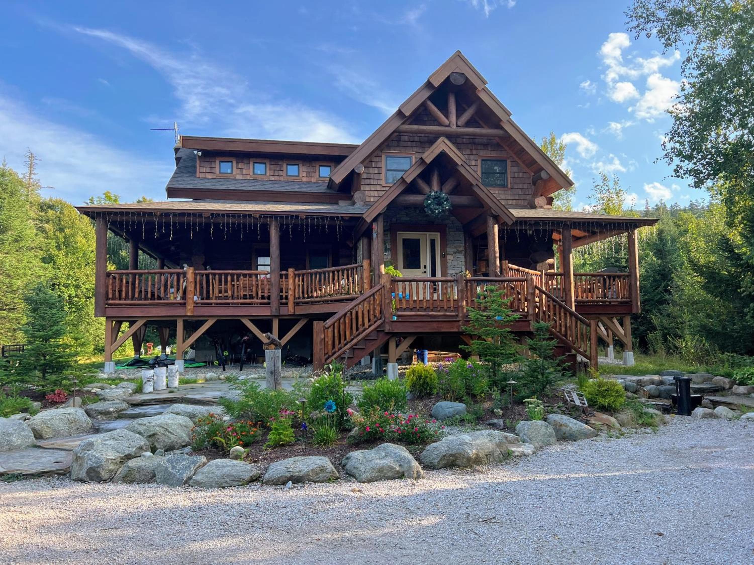 WML stunning log home in Bretton Woods, AC, 2-person Jacuzzi, indoor and outdoor fireplaces, & more!
