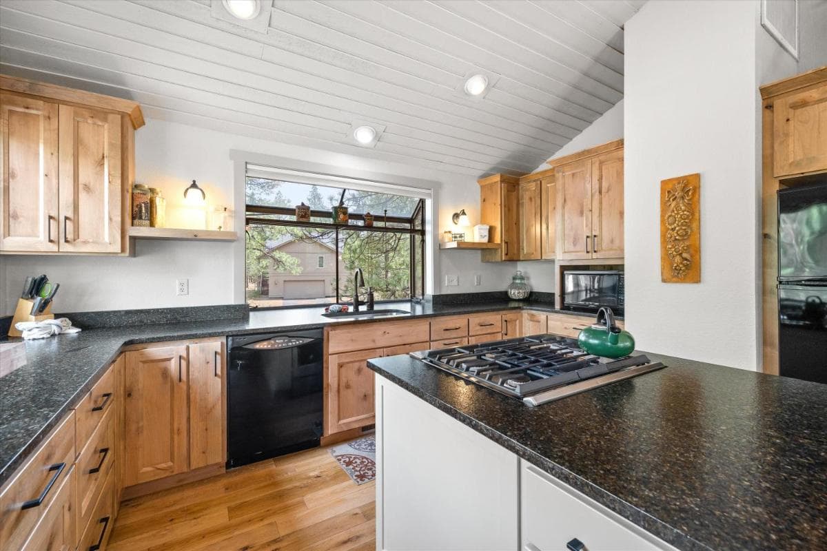 Great Kitchen, AC, SHARC Access, Hot Tub, Bring Pet!