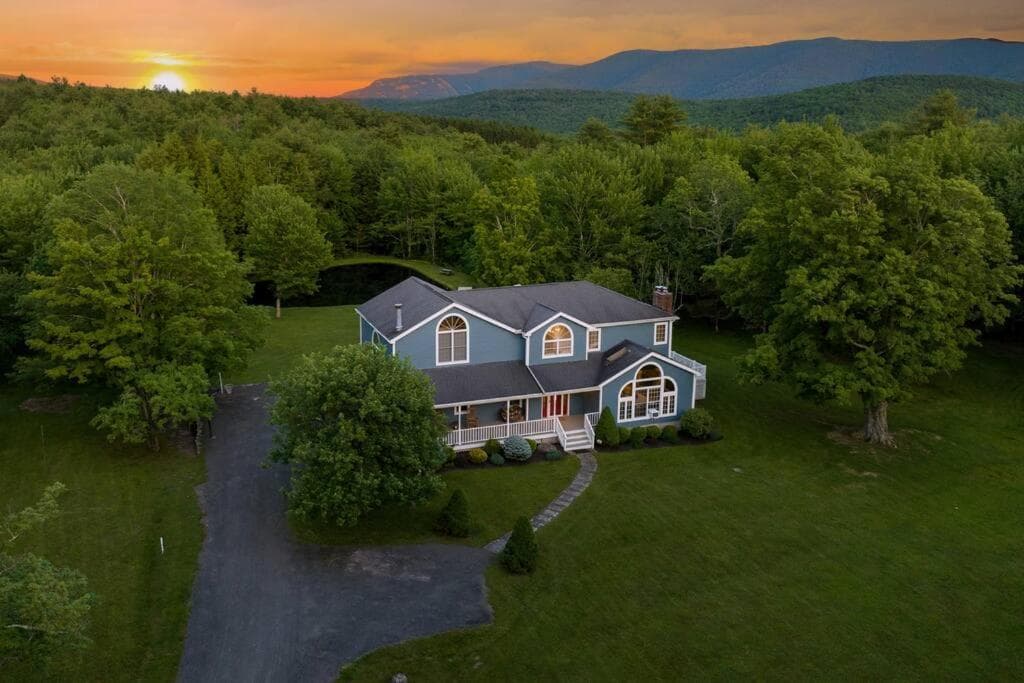 Mountain Blue Vista - Hot tub, Firepit, 10 acres, perfect location!