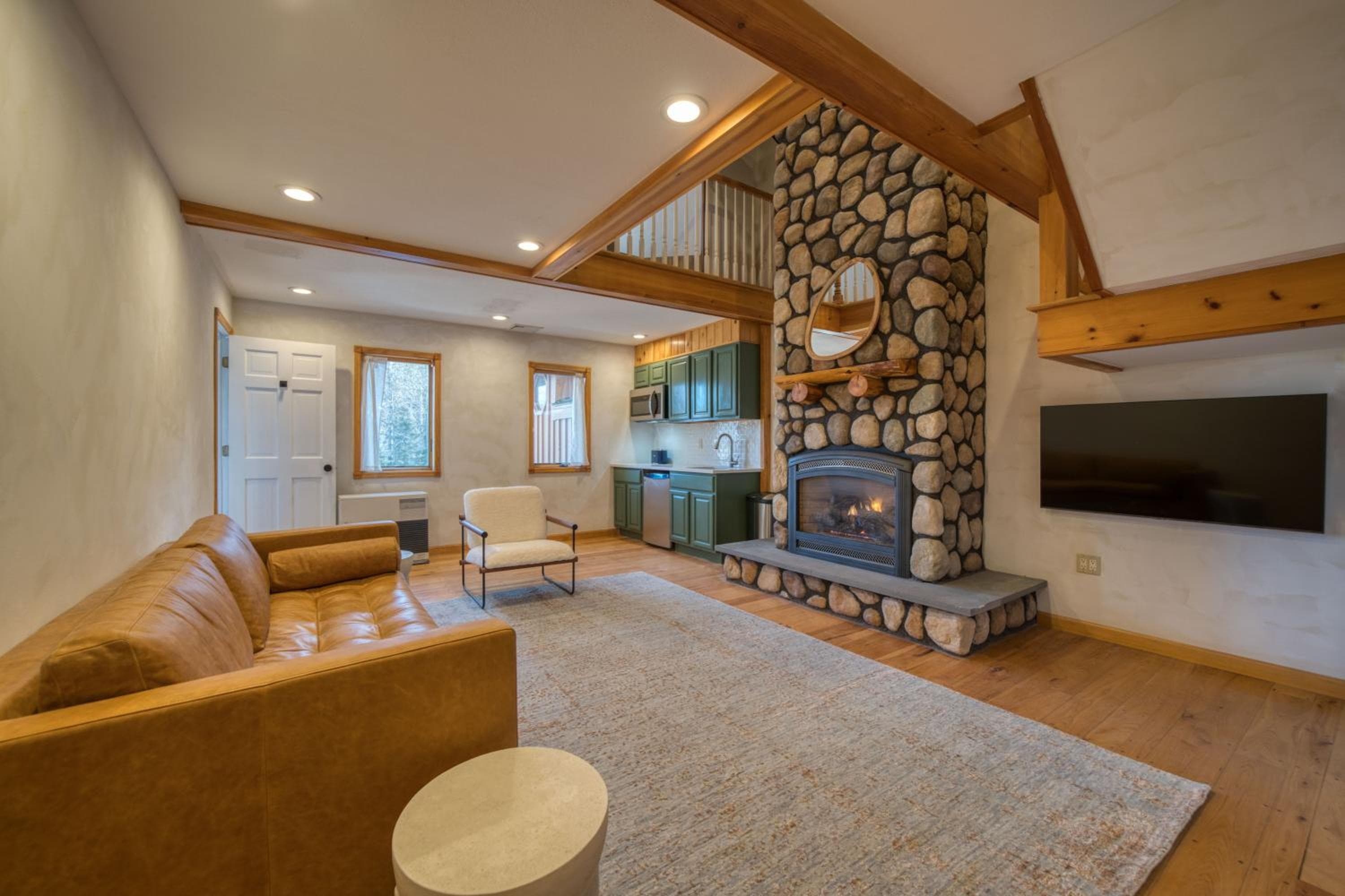 The Haüs Windham - Spacious Suites, Hot Tub, Mountain Views!