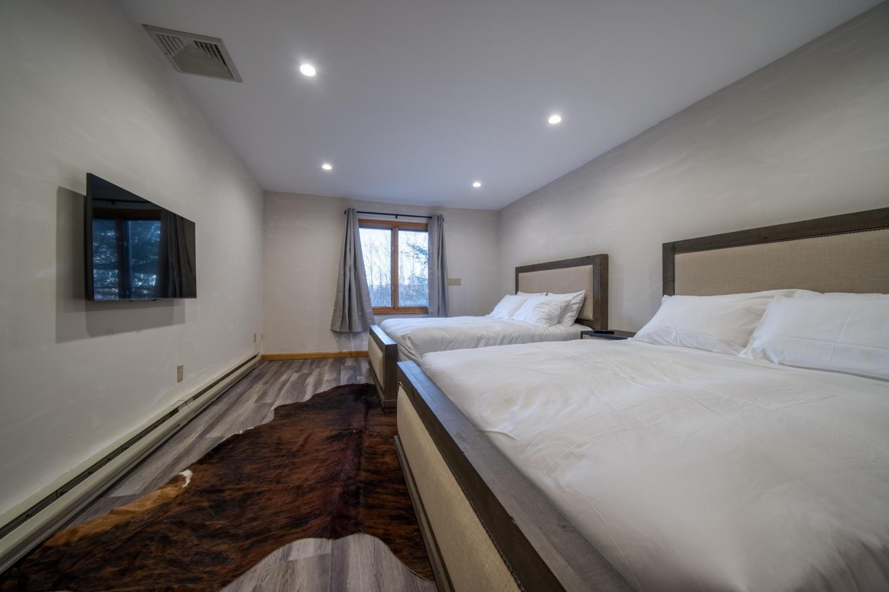 The Haüs Windham - Spacious Suites, Hot Tub, Mountain Views!