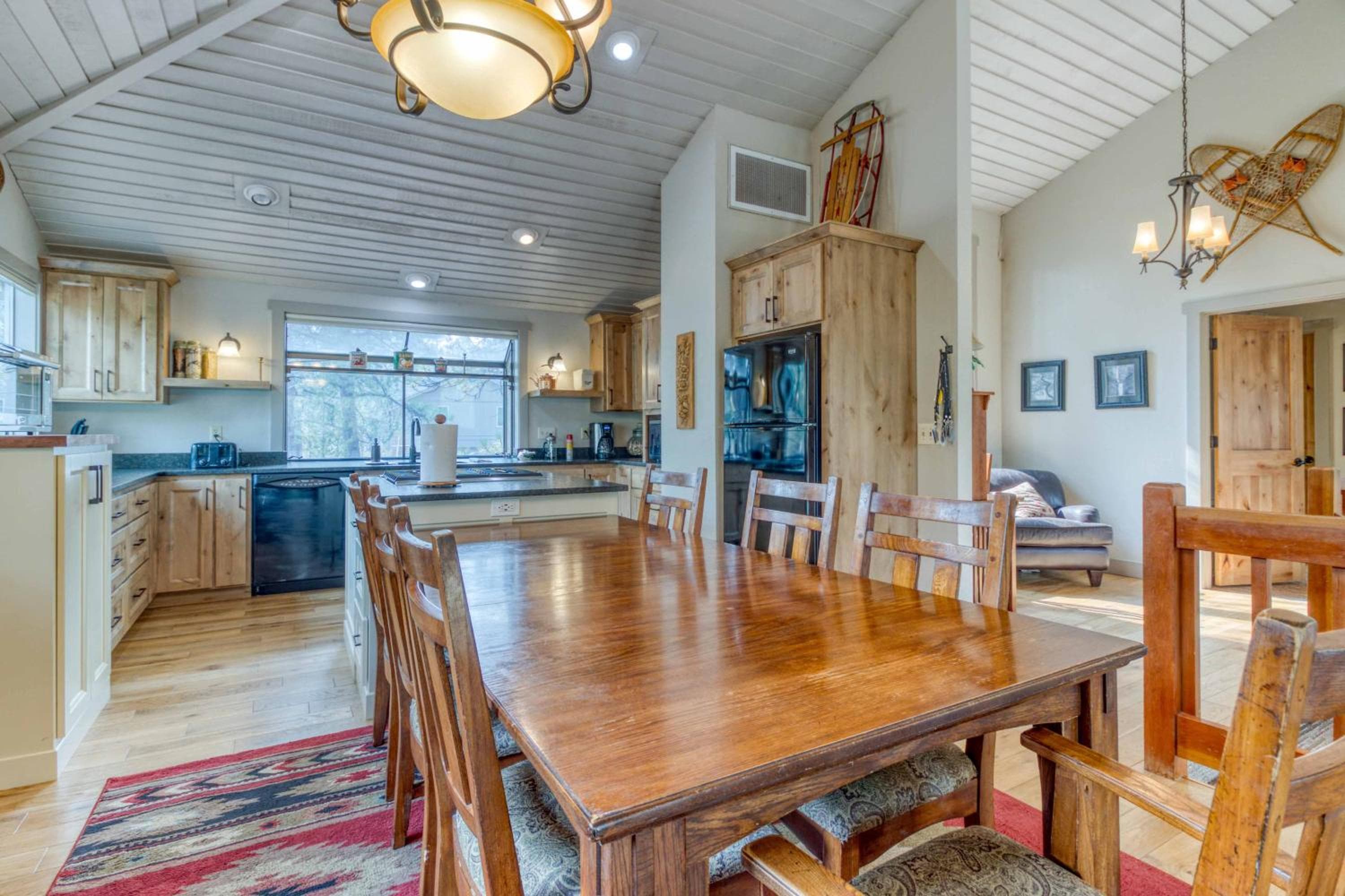 Great Kitchen, AC, SHARC Access, Hot Tub, Bring Pet!