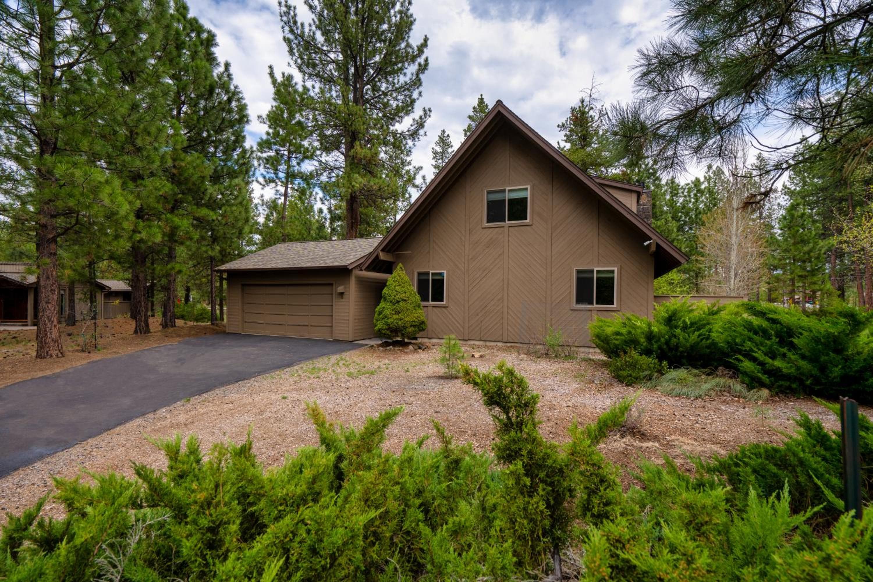 Walk to the Village, Hot Tub, SHARC pass, AC, Games, Bikes, Grill, Pet-Friendly