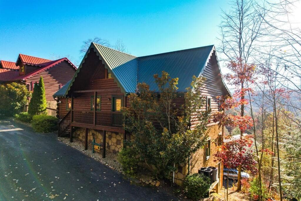 Spacious Smokies Cabin - Hot Tub with Mountain Views