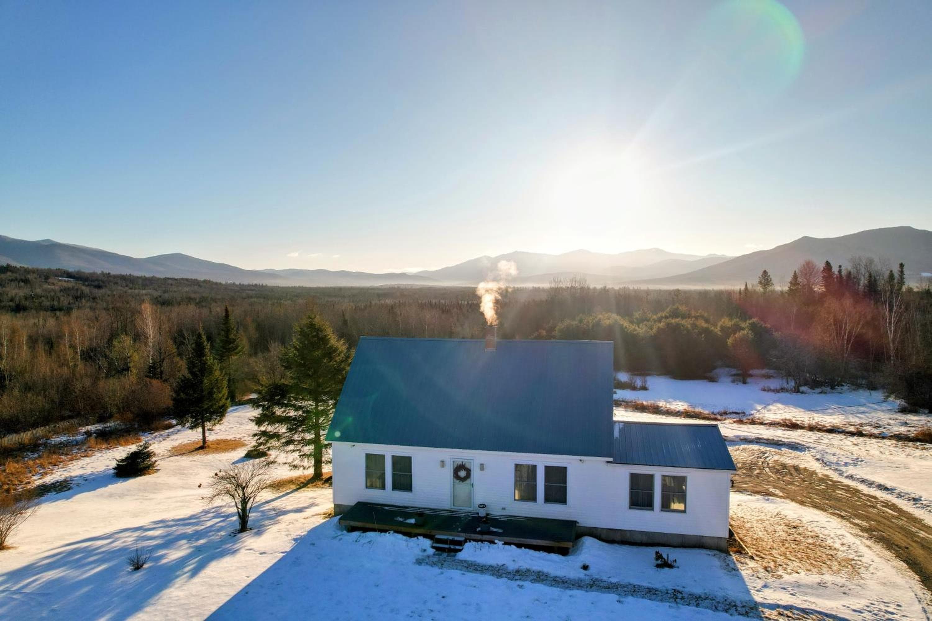 64J Stunning sunsets, just 20 mins to Bretton Woods. Hot Tub, Foosball, AC, dog friendly!