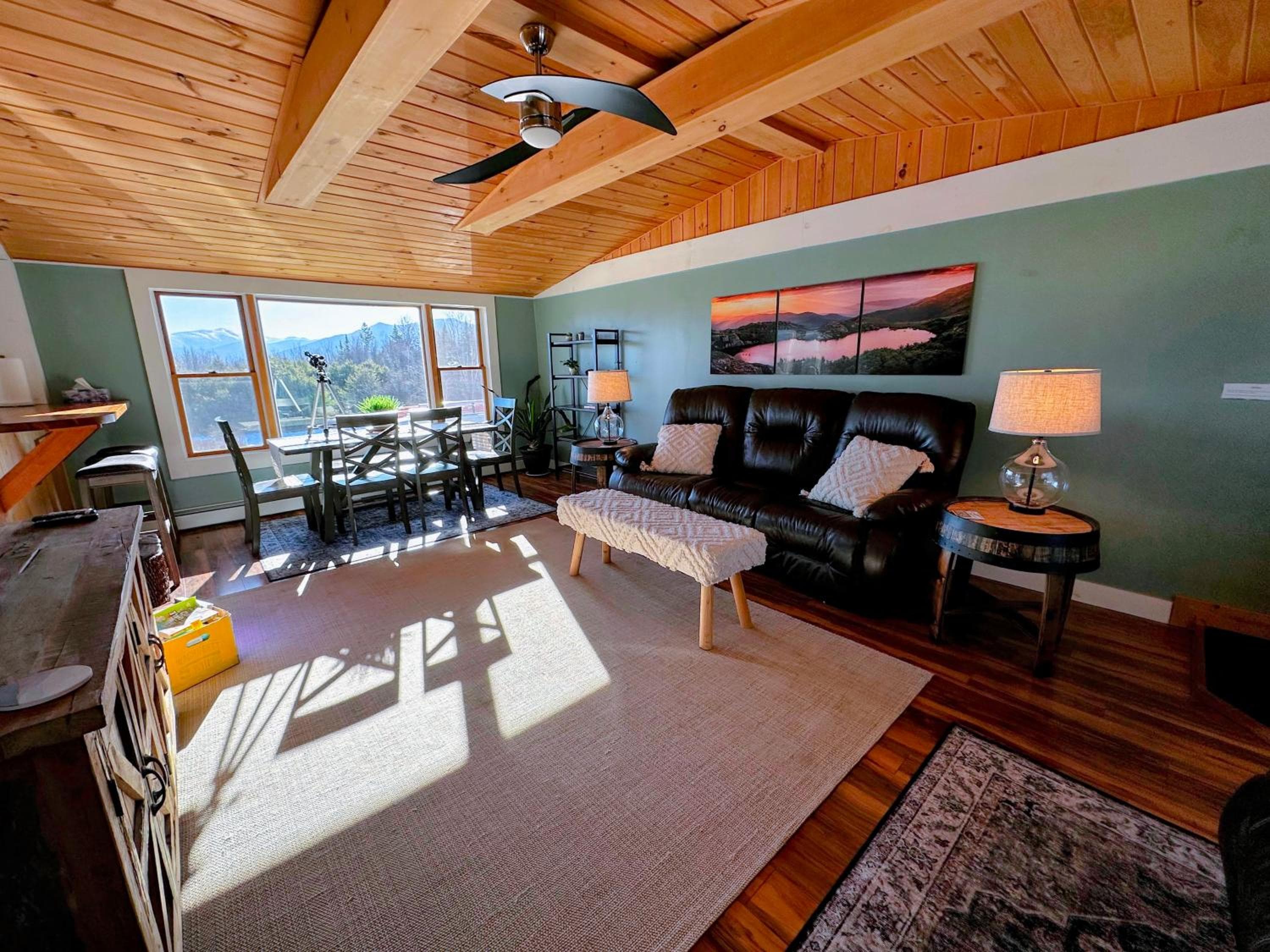 64J Stunning sunsets, just 20 mins to Bretton Woods. Hot Tub, Foosball, AC, dog friendly!