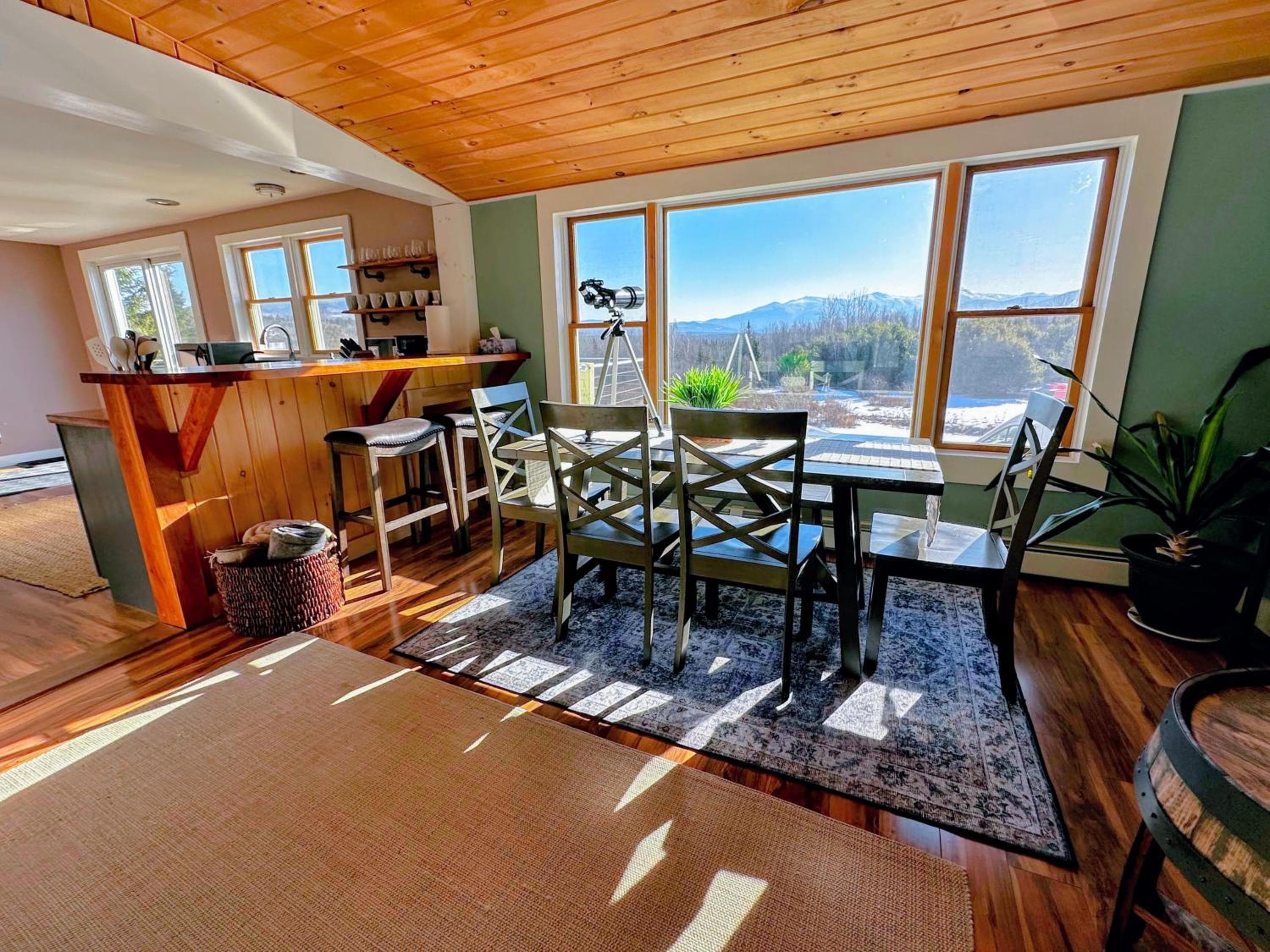 64J Stunning sunsets, just 20 mins to Bretton Woods. Hot Tub, Foosball, AC, dog friendly!