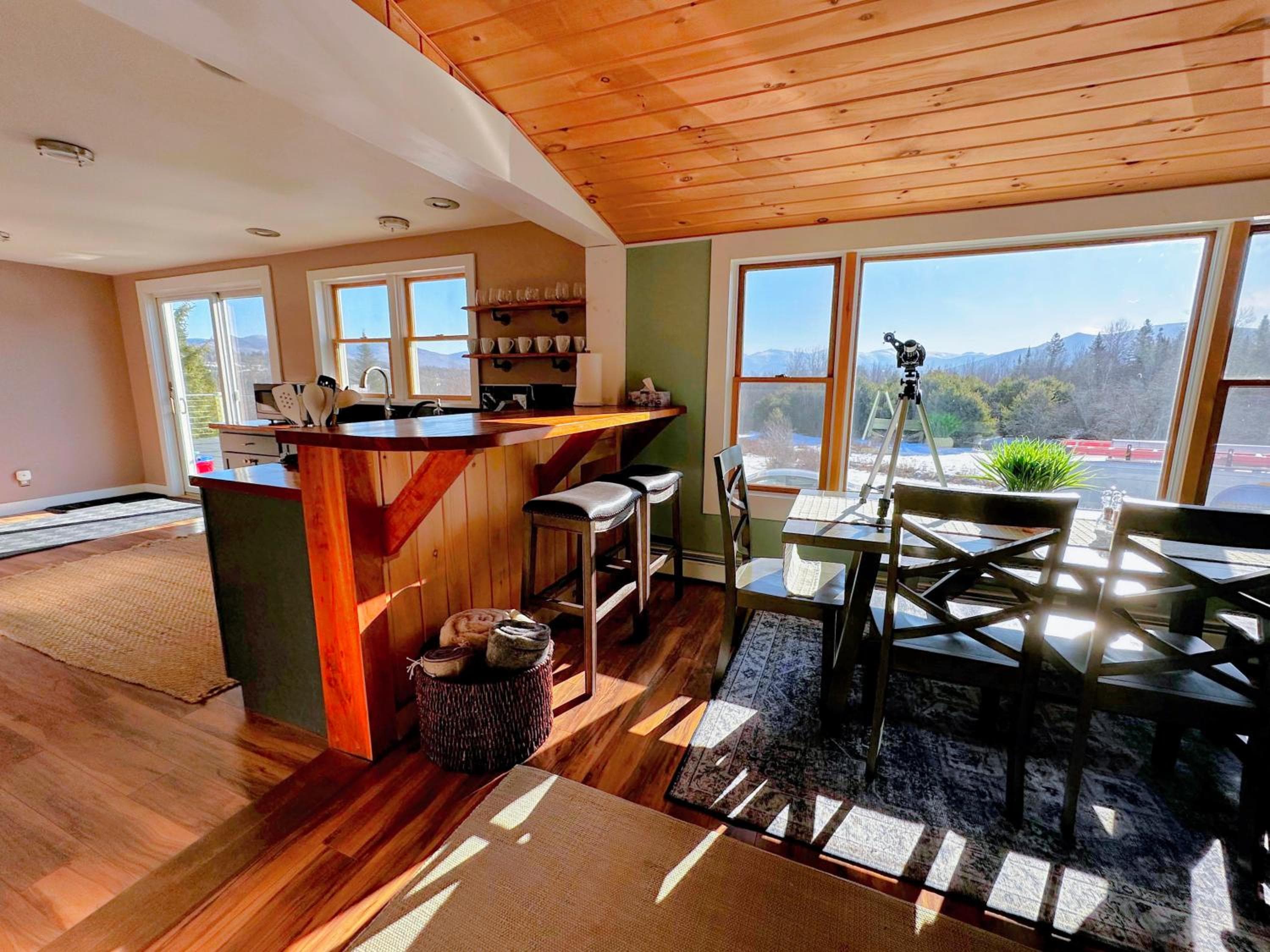 64J Stunning sunsets, just 20 mins to Bretton Woods. Hot Tub, Foosball, AC, dog friendly!
