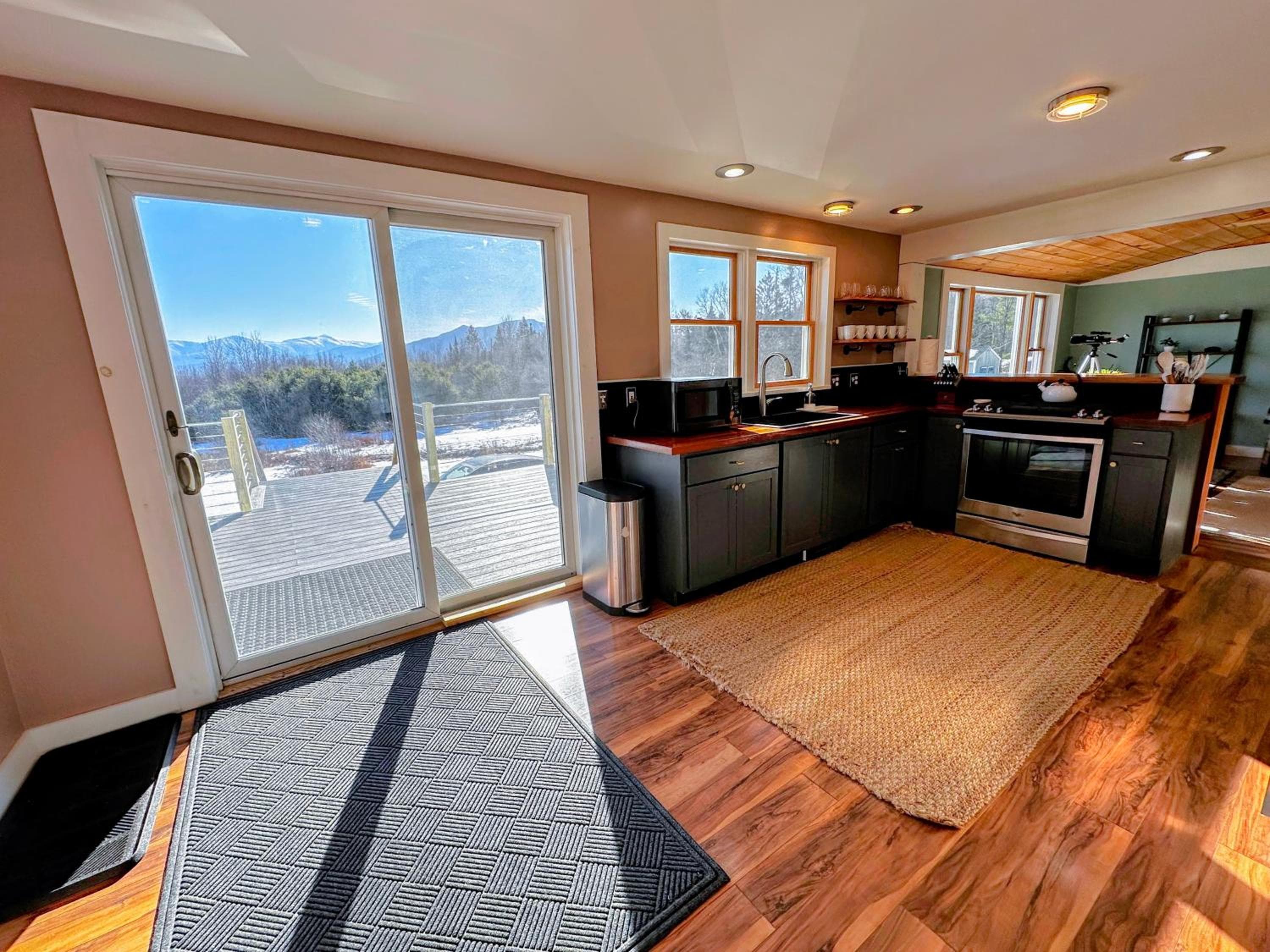 64J Stunning sunsets, just 20 mins to Bretton Woods. Hot Tub, Foosball, AC, dog friendly!