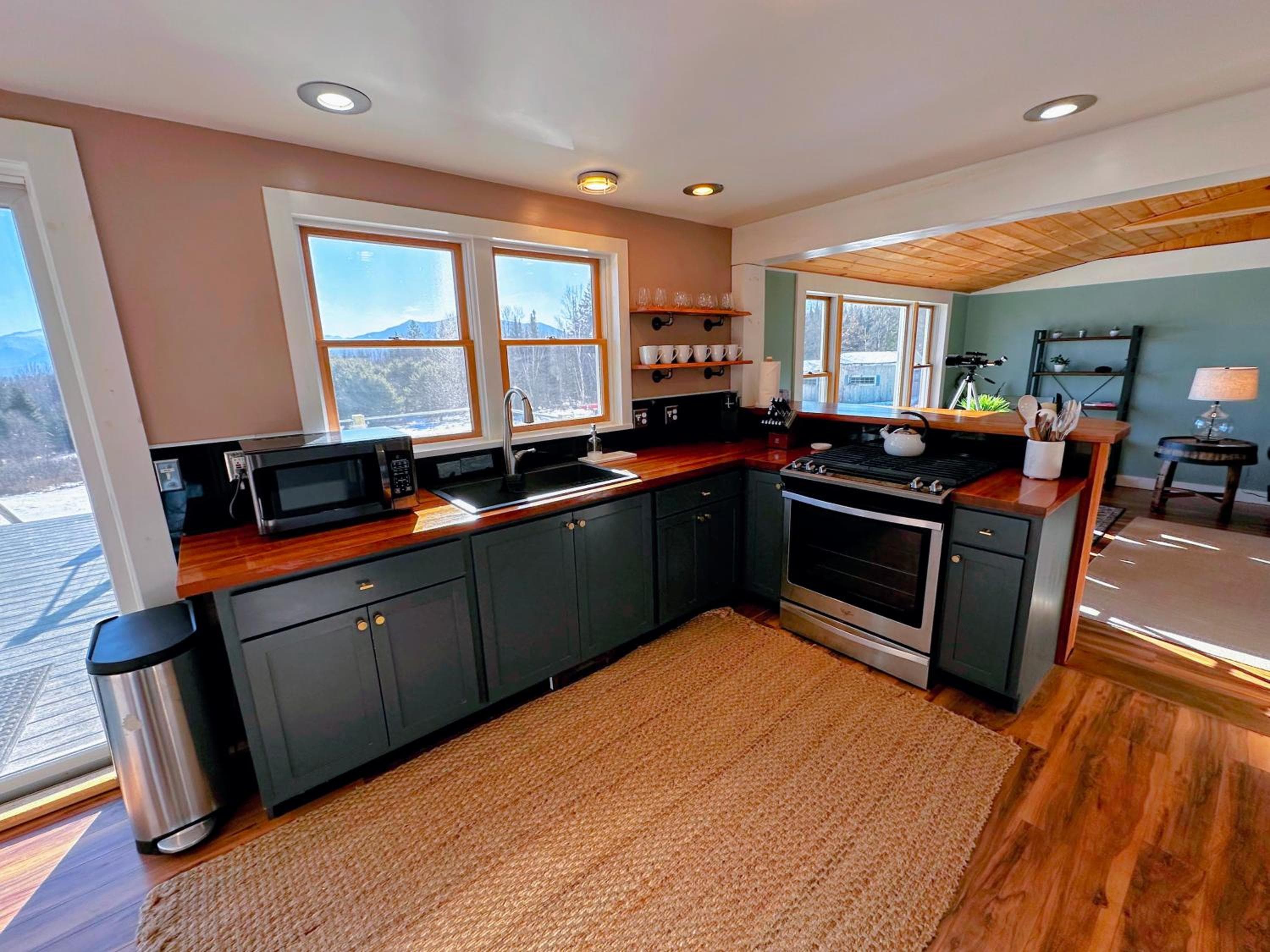 64J Stunning sunsets, just 20 mins to Bretton Woods. Hot Tub, Foosball, AC, dog friendly!