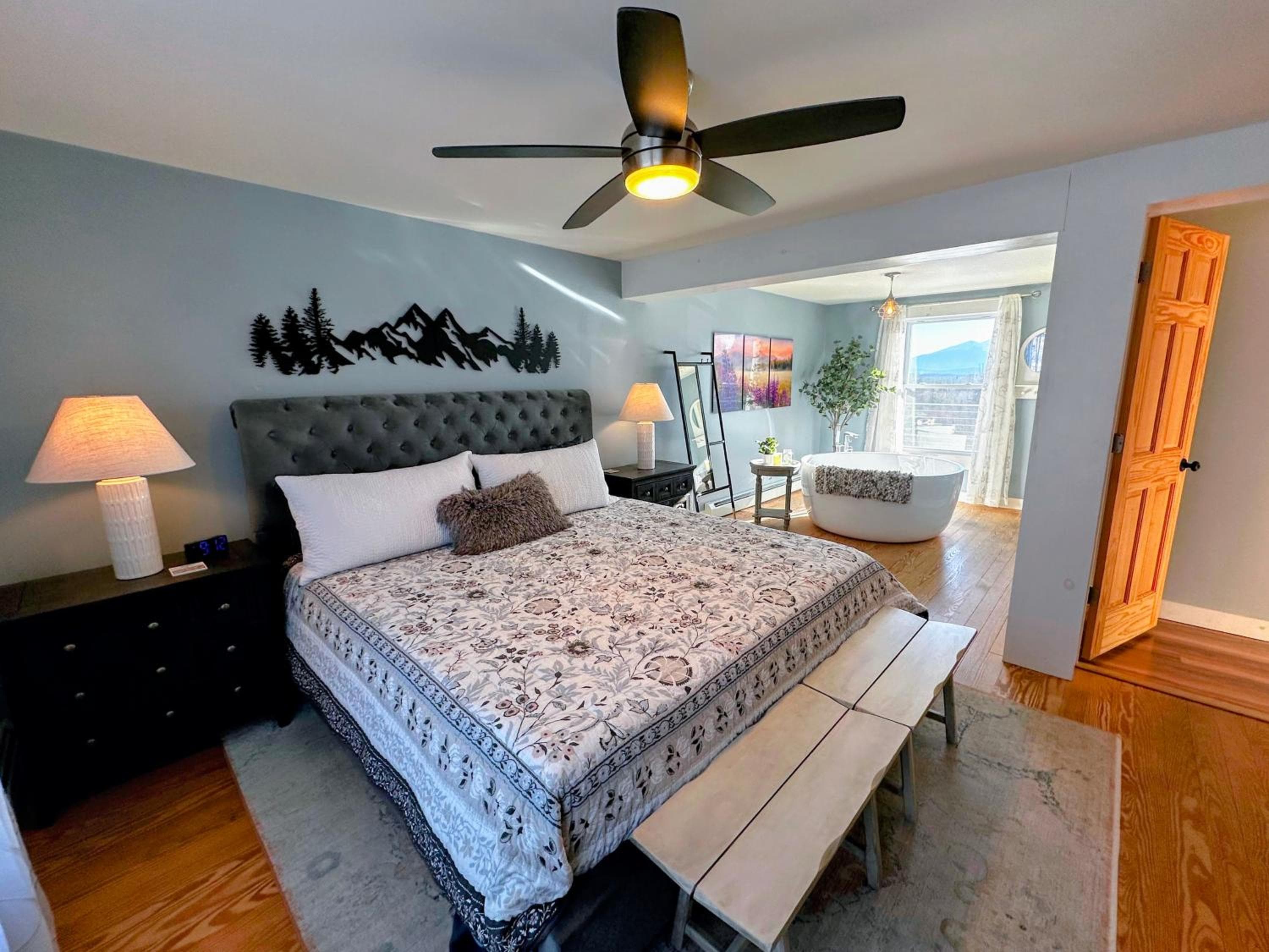64J Stunning sunsets, just 20 mins to Bretton Woods. Hot Tub, Foosball, AC, dog friendly!