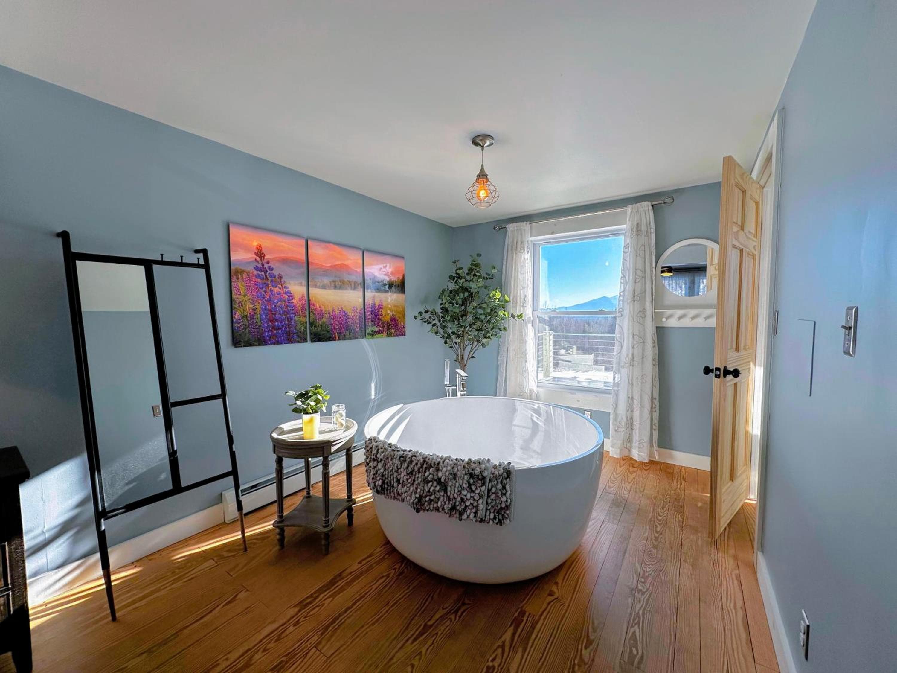 64J Stunning sunsets, just 20 mins to Bretton Woods. Hot Tub, Foosball, AC, dog friendly!