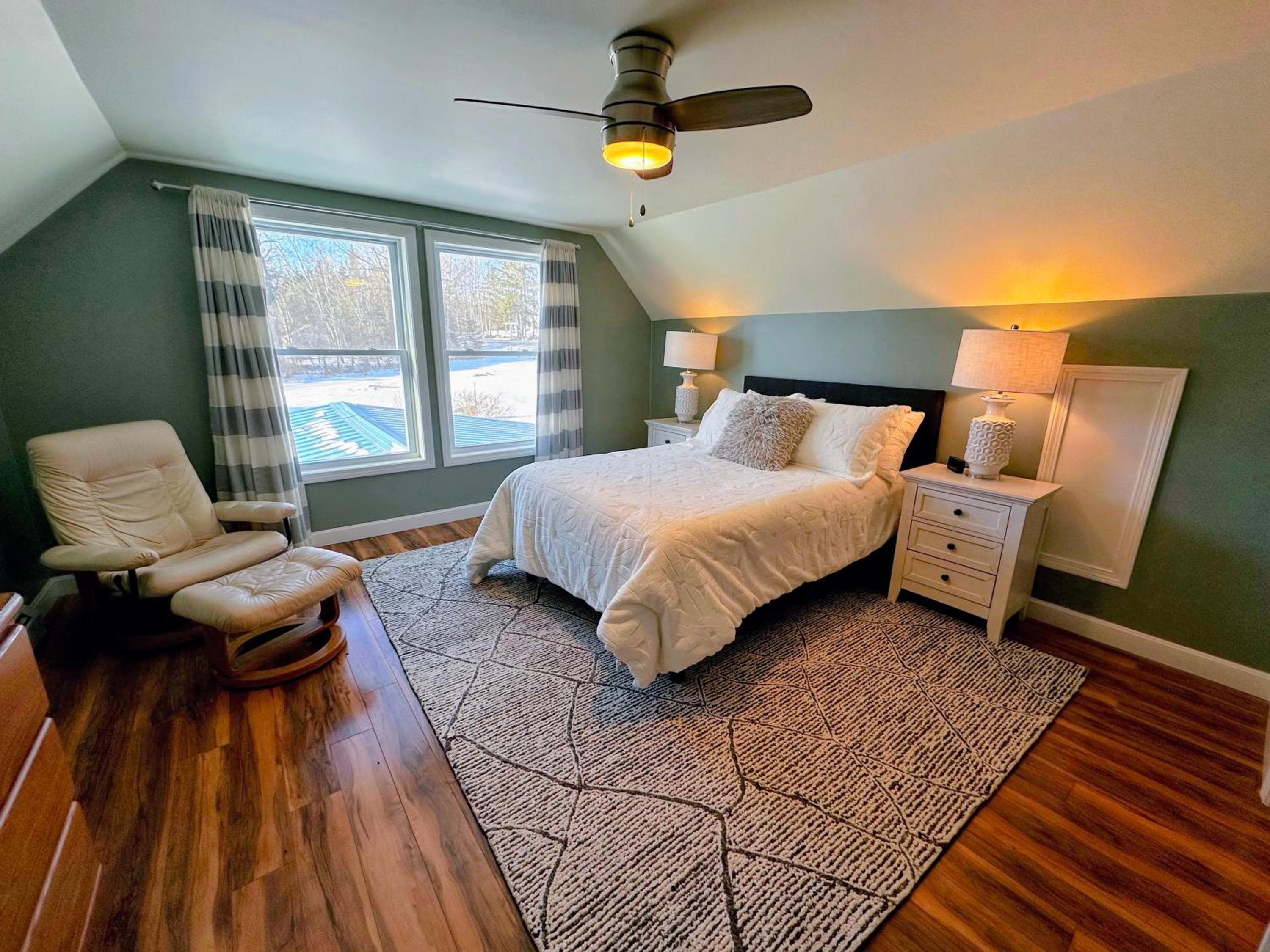 64J Stunning sunsets, just 20 mins to Bretton Woods. Hot Tub, Foosball, AC, dog friendly!