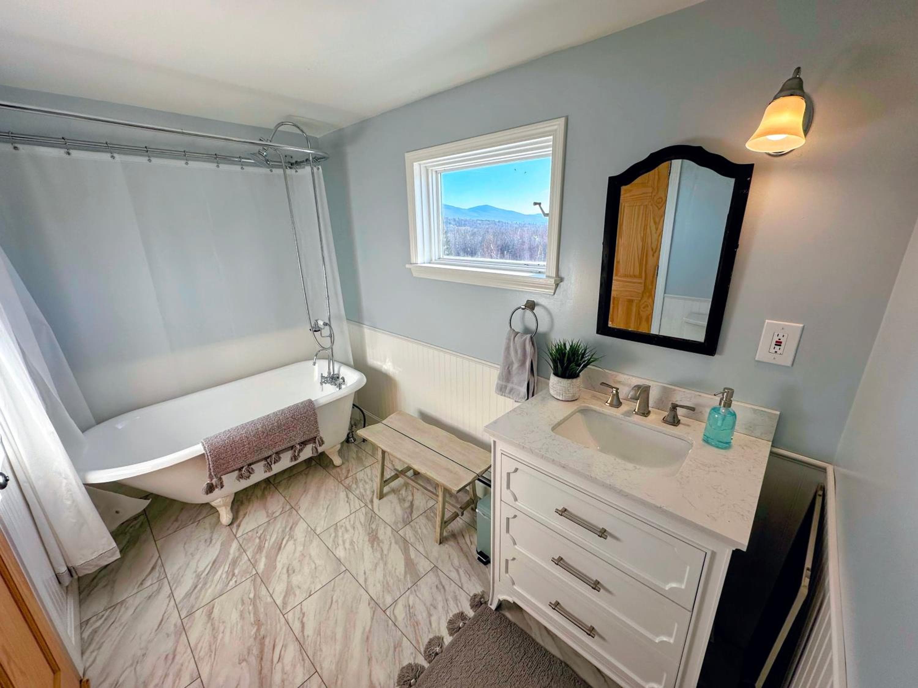 64J Stunning sunsets, just 20 mins to Bretton Woods. Hot Tub, Foosball, AC, dog friendly!