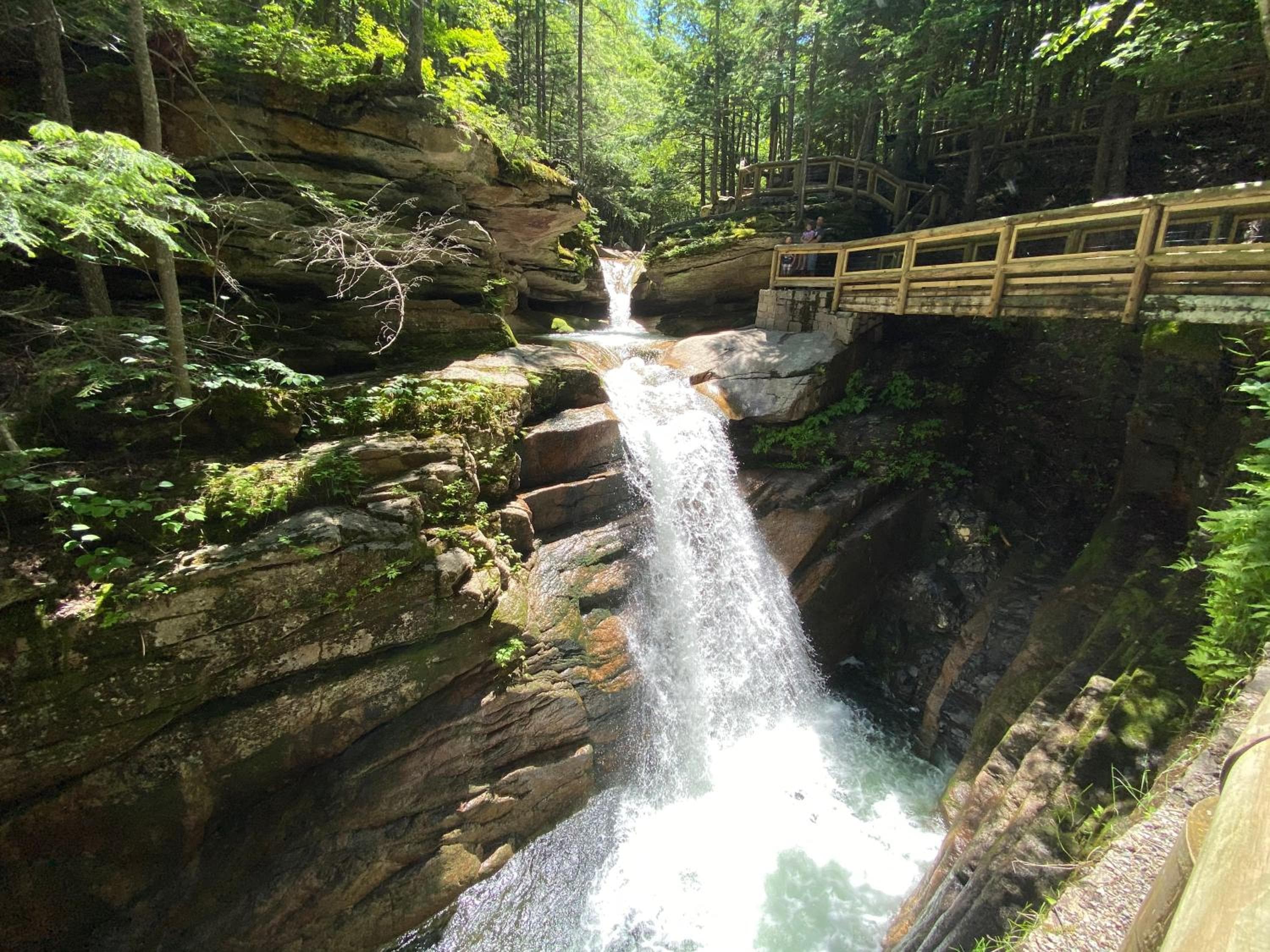 64J Stunning sunsets, just 20 mins to Bretton Woods. Hot Tub, Foosball, AC, dog friendly!