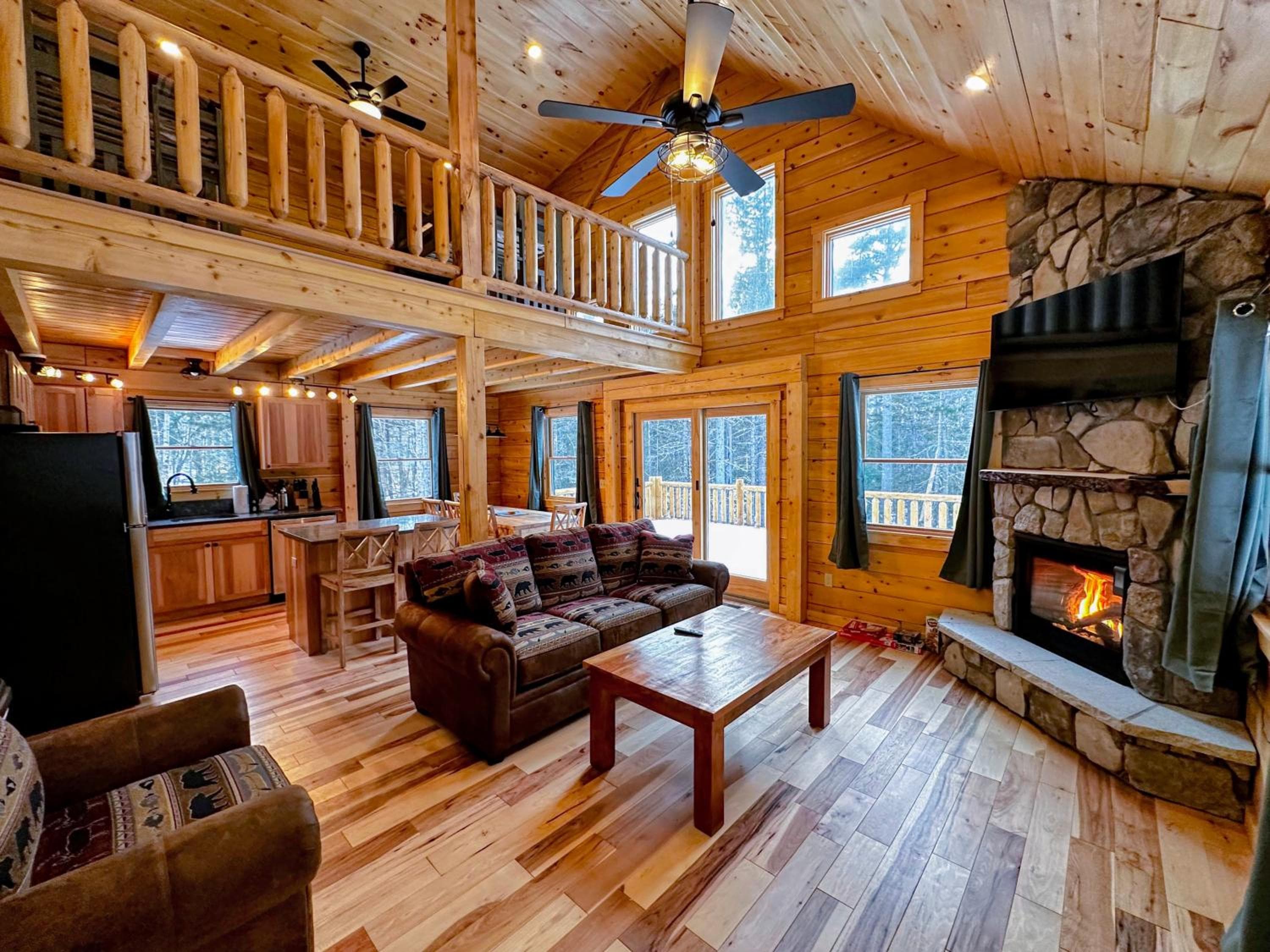 65PT New Log Cabin in Private Setting. Hot tub. Gym/Pool Access!