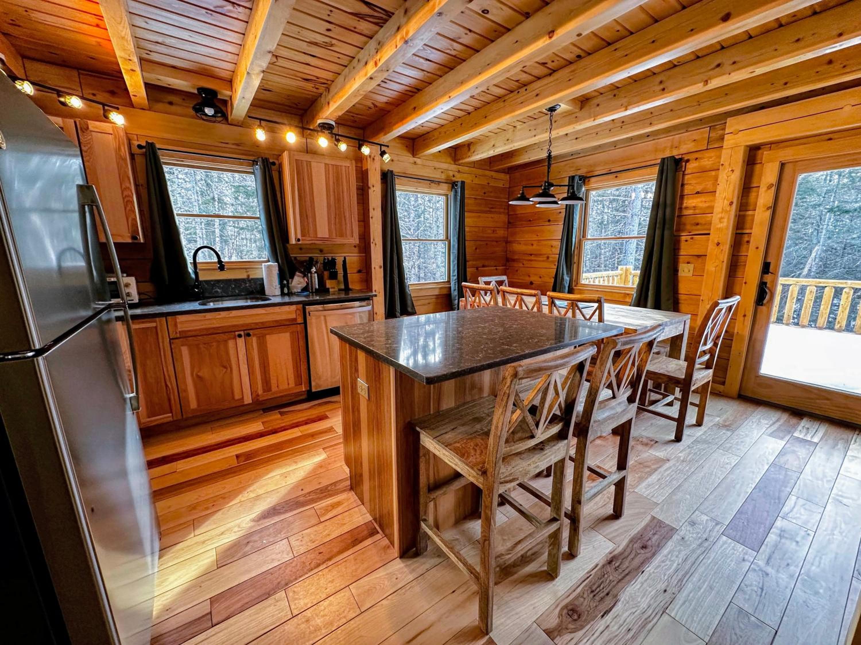 65PT New Log Cabin in Private Setting. Hot tub. Gym/Pool Access!