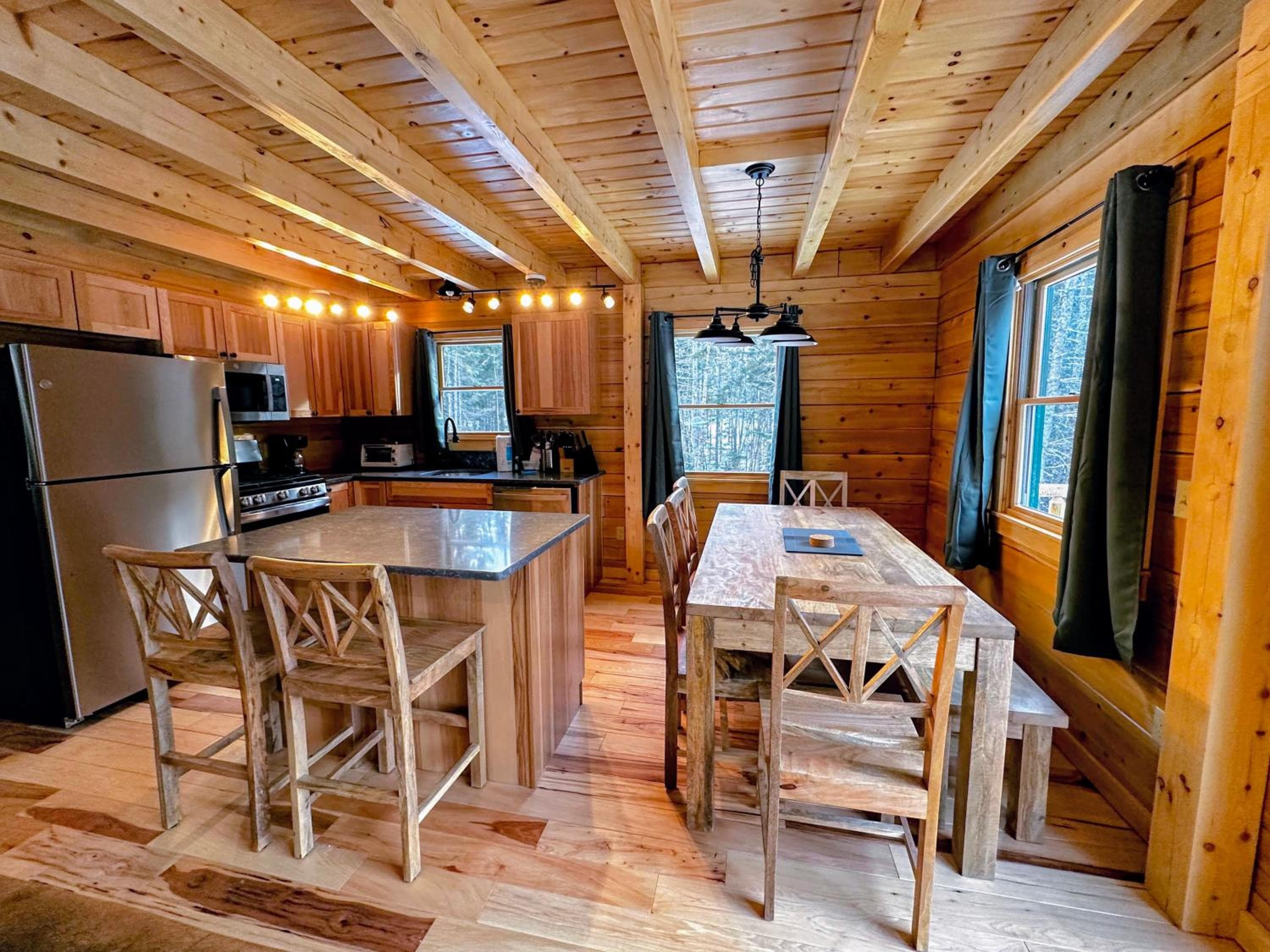65PT New Log Cabin in Private Setting. Hot tub. Gym/Pool Access!
