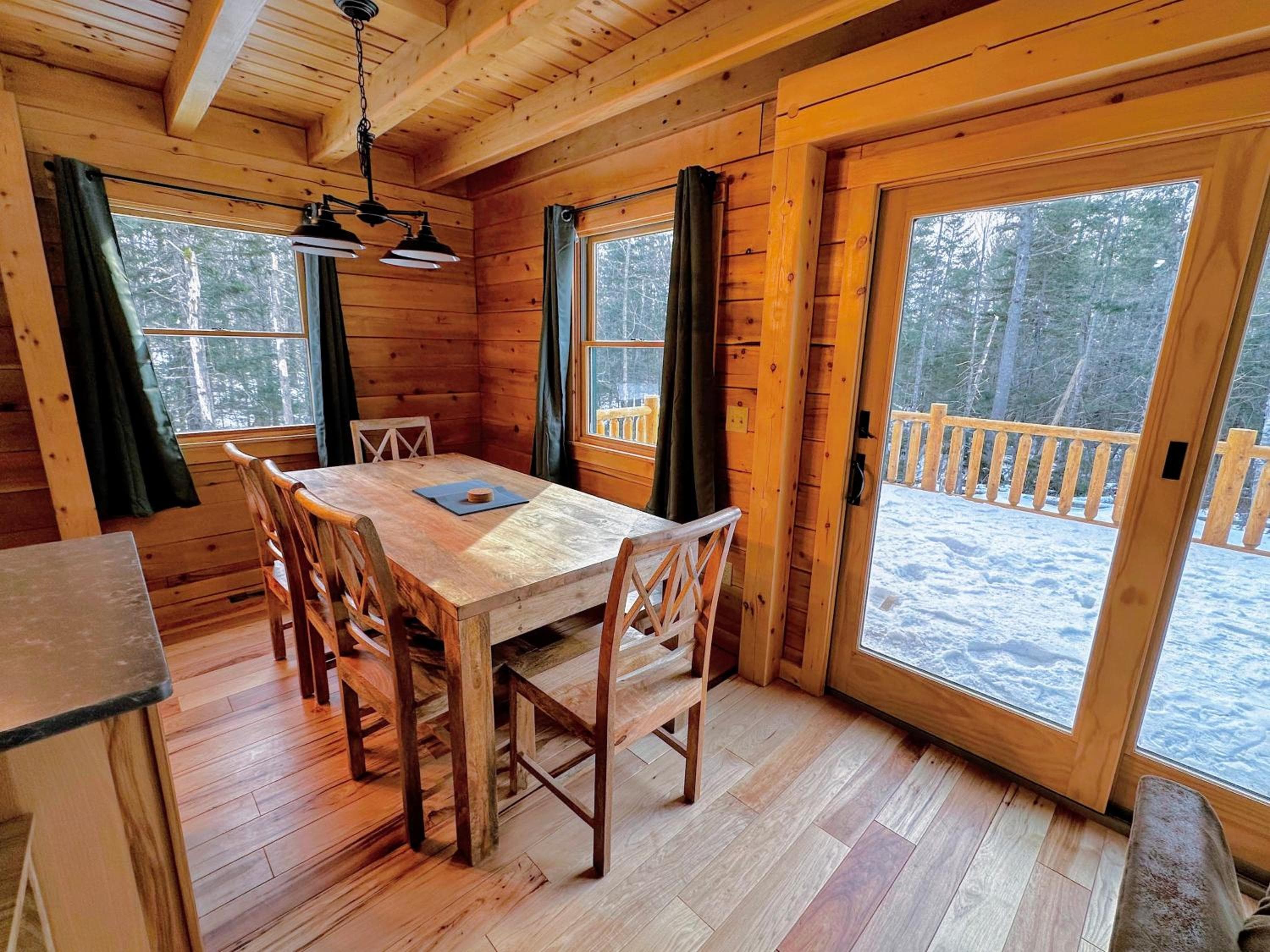 65PT New Log Cabin in Private Setting. Hot tub. Gym/Pool Access!